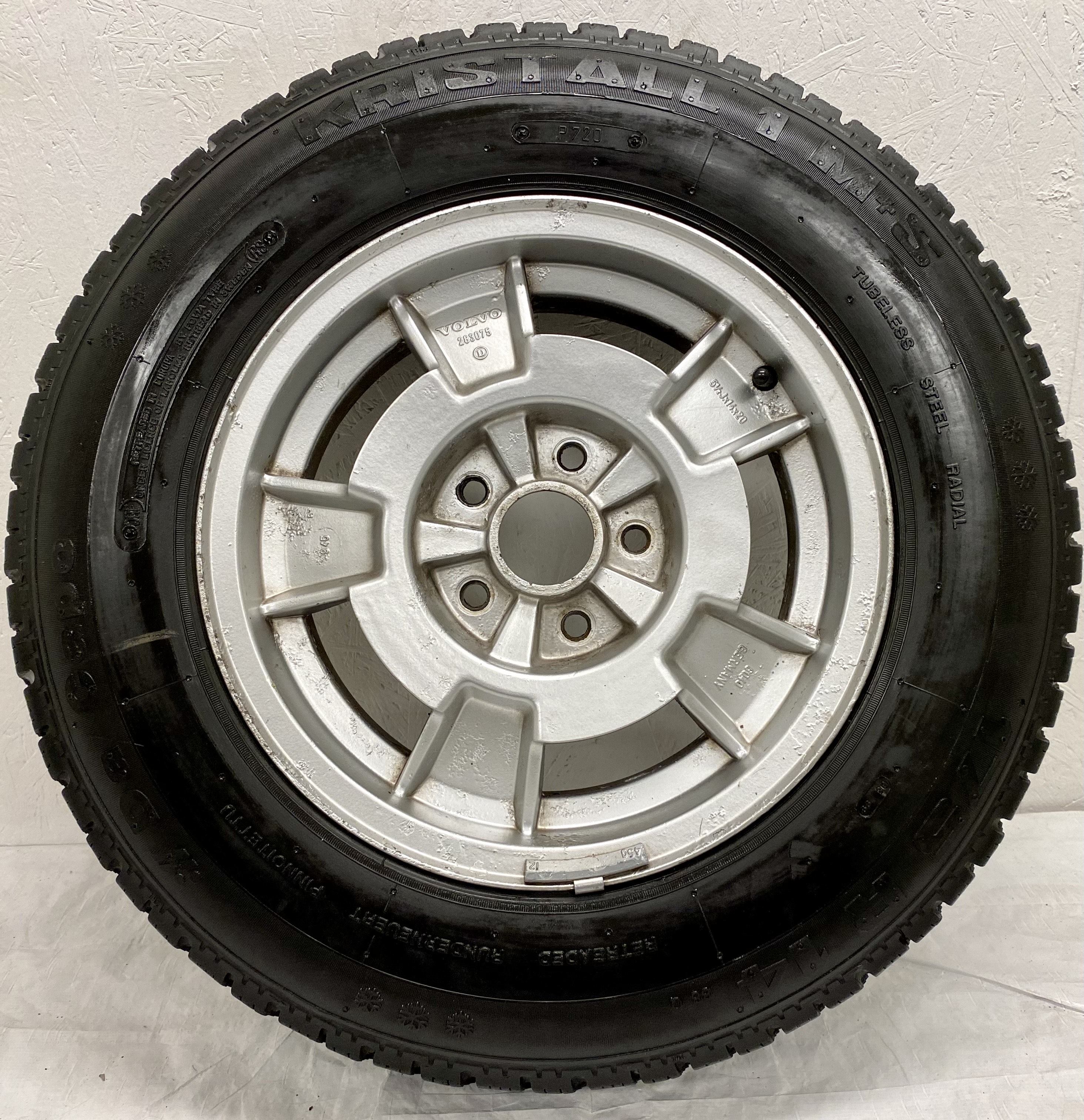 Kompletta Vinterhjul Friktion | 14" Volvo 740 240 283075 5x108 5.5x14 ET20 65.1 + 185/70 R14 Däck bör bytas | 3|4|4|4 mm - 5