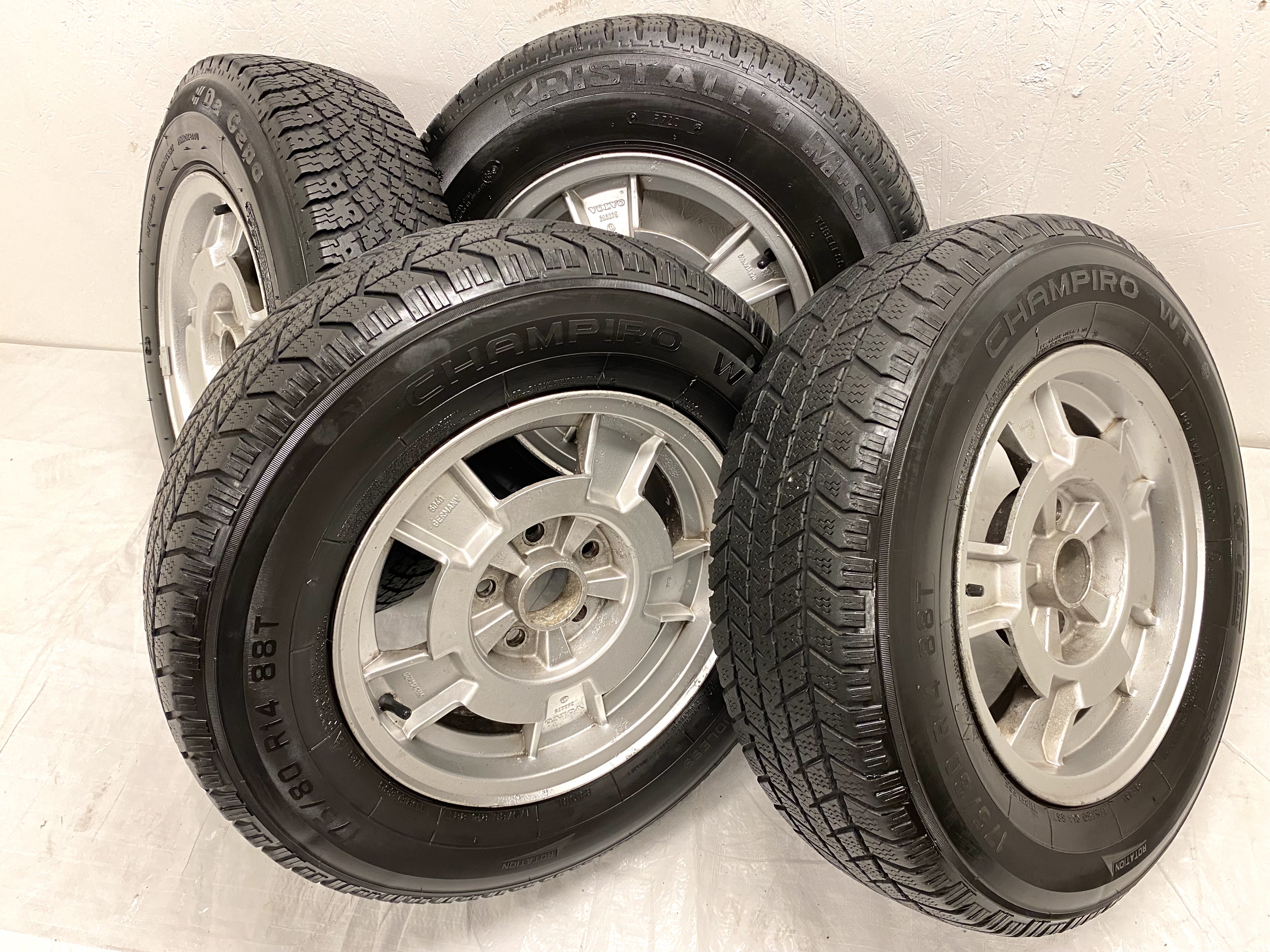Kompletta Vinterhjul Friktion | 14" Volvo 740 240 283075 5x108 5.5x14 ET20 65.1 + 185/70 R14 Däck bör bytas | 3|4|4|4 mm