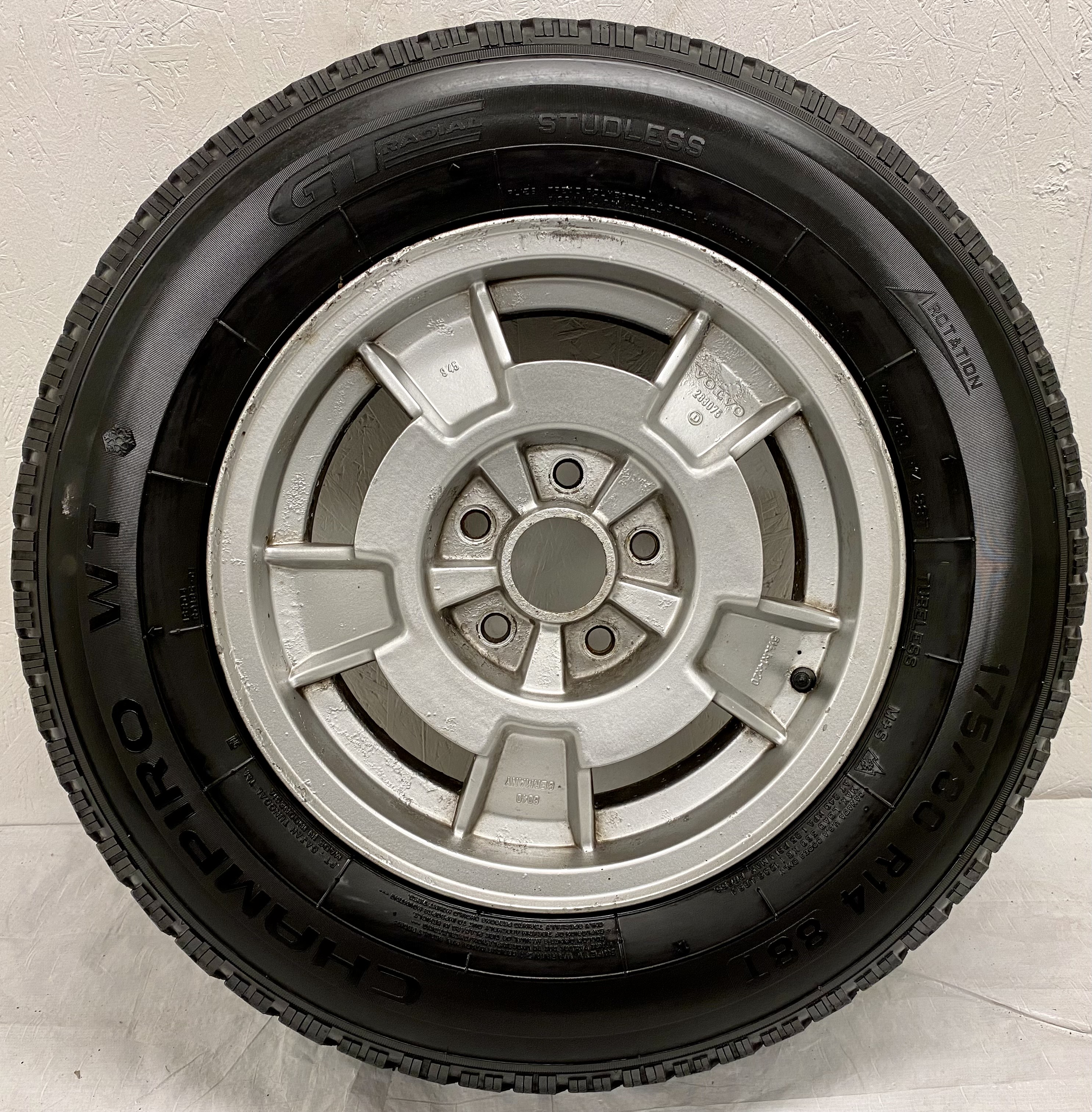 Kompletta Vinterhjul Friktion | 14" Volvo 740 240 283075 5x108 5.5x14 ET20 65.1 + 185/70 R14 Däck bör bytas | 3|4|4|4 mm - 4