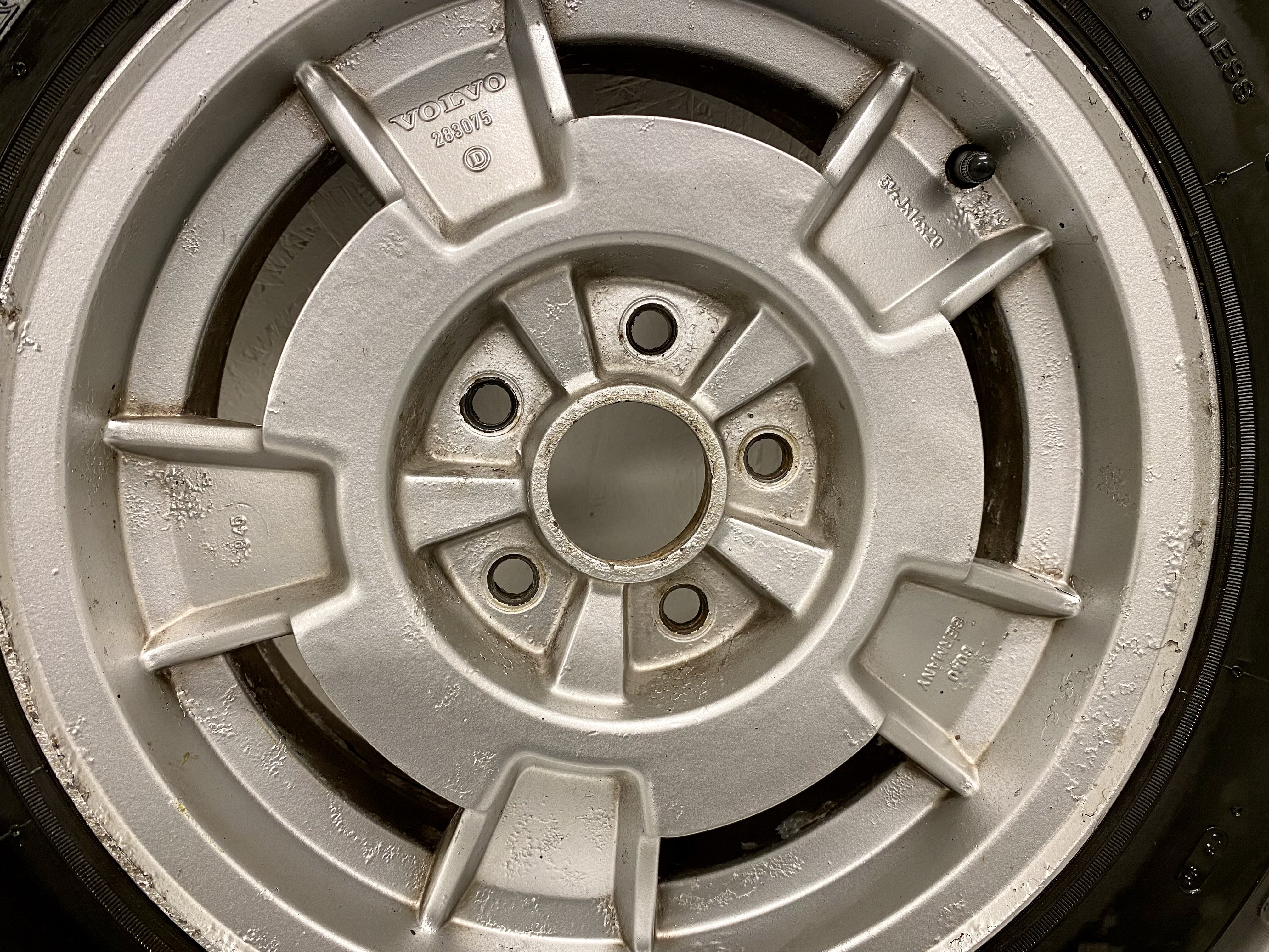 Kompletta Vinterhjul Friktion | 14" Volvo 740 240 283075 5x108 5.5x14 ET20 65.1 + 185/70 R14 Däck bör bytas | 3|4|4|4 mm - 3