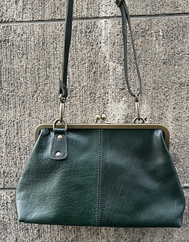 Väskan Doris med lång rem från Odi Lynch, mörkgrön