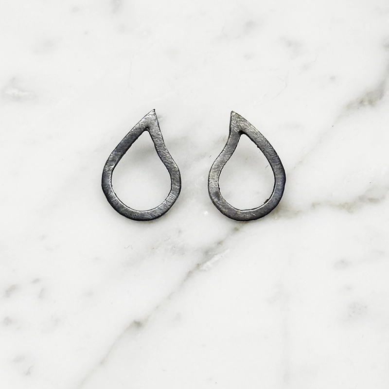 Silverörhängen TEAR DROP - oxiderat silver S/M/L