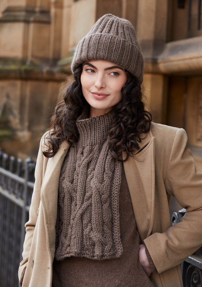 Daphne mössa och fuskpolo stickade i Rowan Chunky Wool