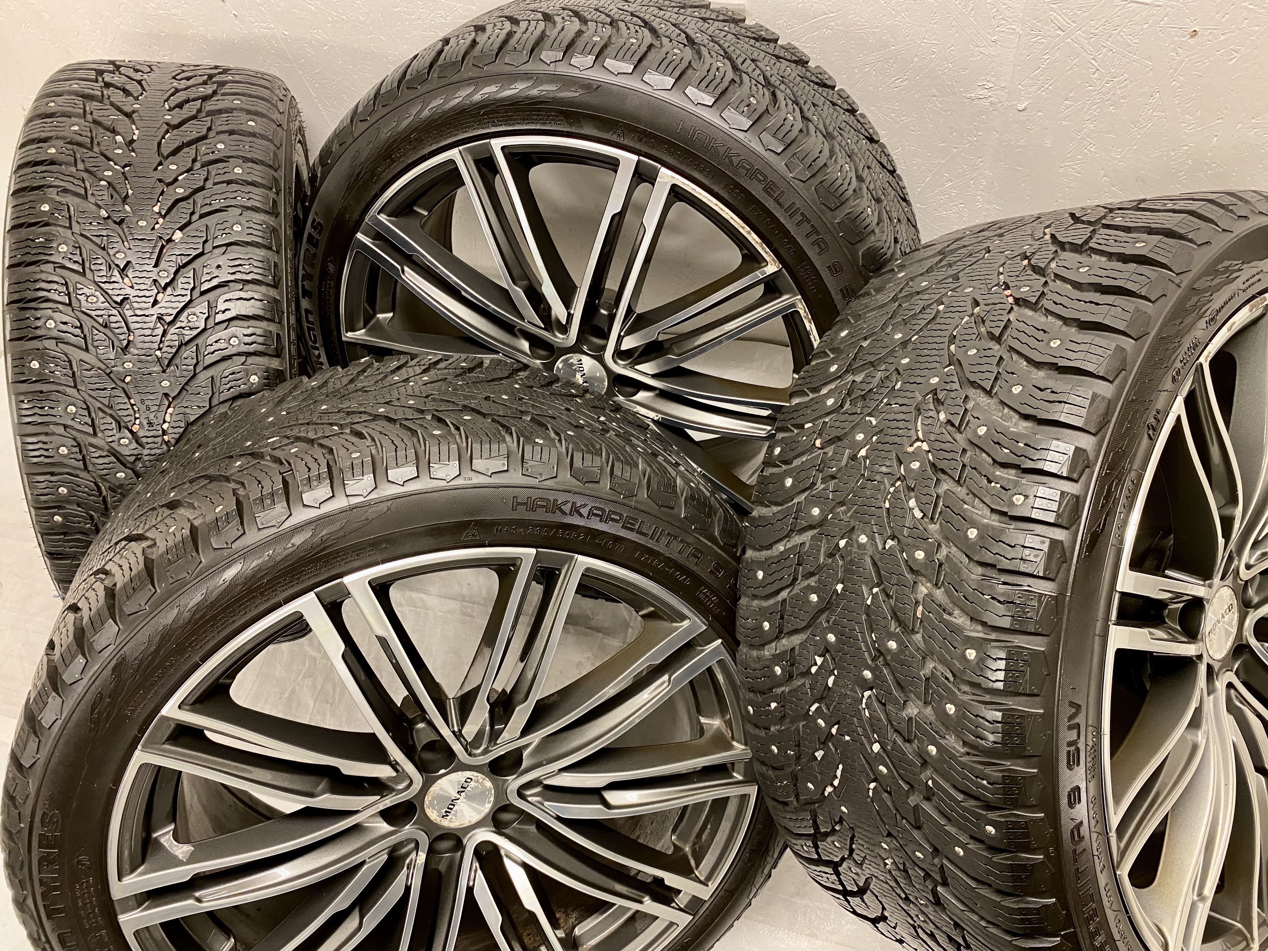 Kompletta Vinterhjul DUBB | 21" Monaco GP2 Porsche Macan S | 2 st 5x112 9.5x21 ET20 66.6 med 265/40 R21 105T XL Nokian Hakkapeliitta 9 SUV | V14-2018 |8|8 mm + 2 st 5x112 10.5x21 ET15 66.6 med 295/35 R21 107T XL Nokian Hakkapeliitta 9 SUV | V14-2018 |8|8 mm - 2