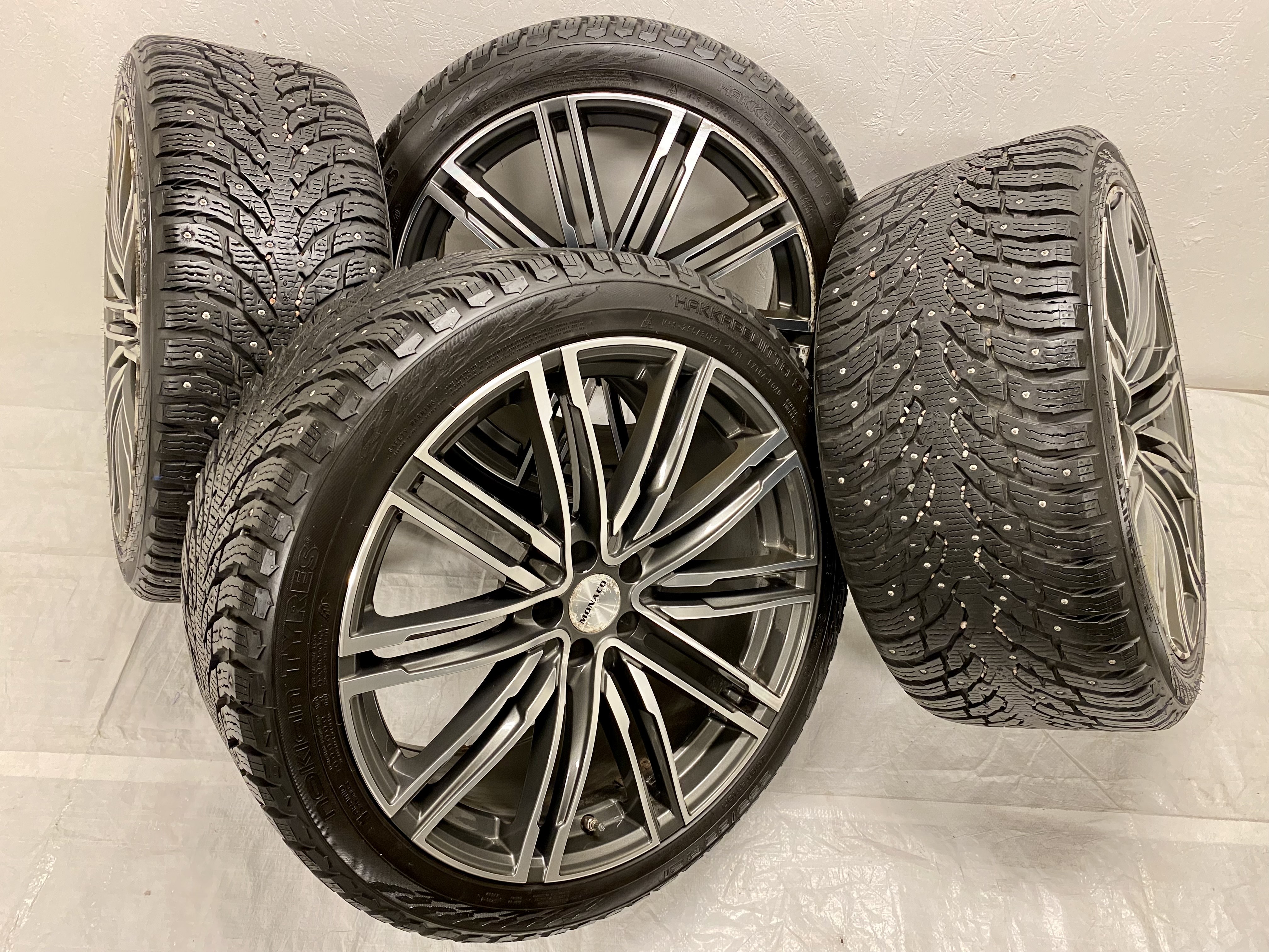 Kompletta Vinterhjul DUBB | 21" Monaco GP2 Porsche Macan S | 2 st 5x112 9.5x21 ET20 66.6 med 265/40 R21 105T XL Nokian Hakkapeliitta 9 SUV | V14-2018 |8|8 mm + 2 st 5x112 10.5x21 ET15 66.6 med 295/35 R21 107T XL Nokian Hakkapeliitta 9 SUV | V14-2018 |8|8 mm
