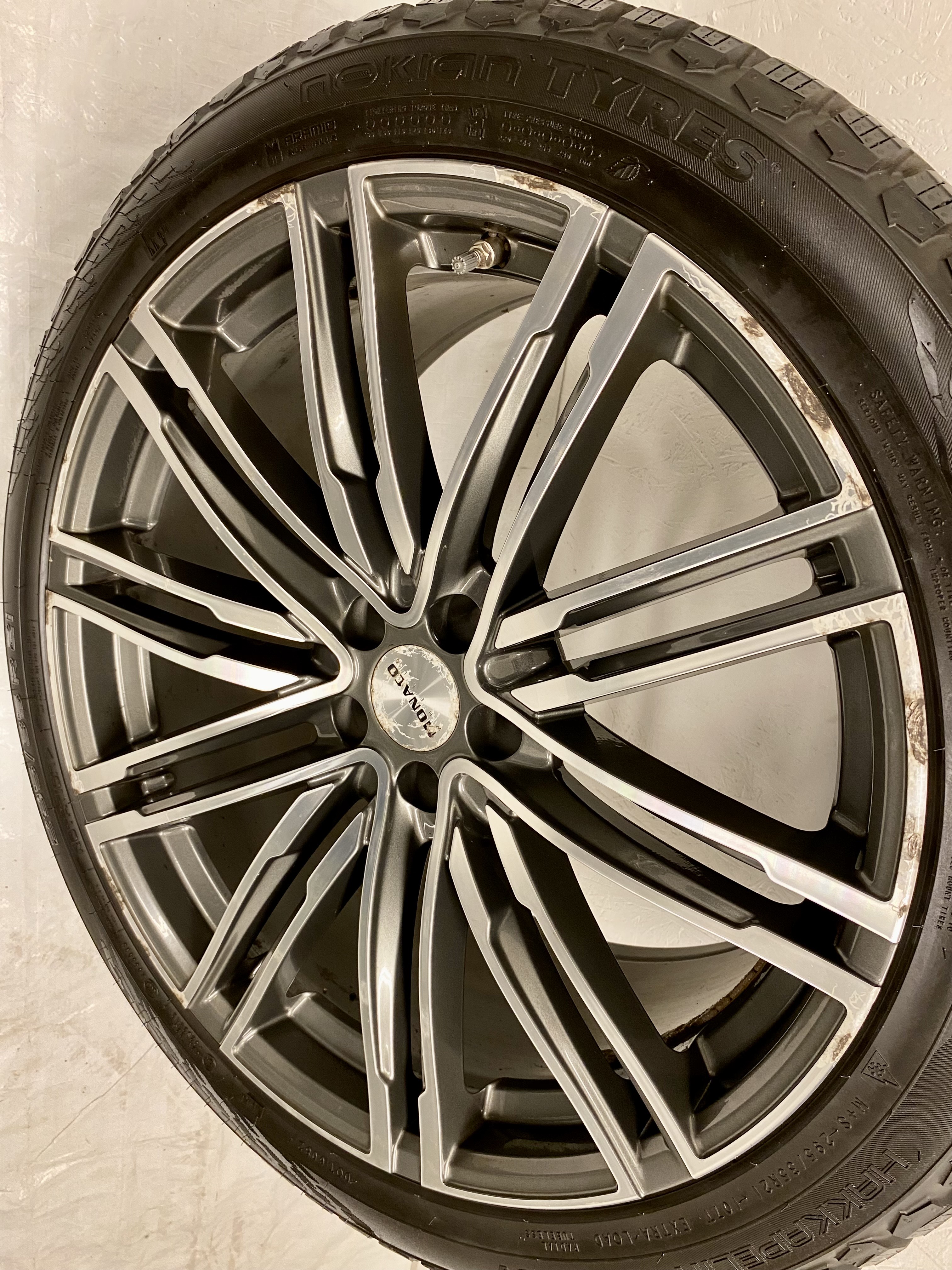 Kompletta Vinterhjul DUBB | 21" Monaco GP2 Porsche Macan S | 2 st 5x112 9.5x21 ET20 66.6 med 265/40 R21 105T XL Nokian Hakkapeliitta 9 SUV | V14-2018 |8|8 mm + 2 st 5x112 10.5x21 ET15 66.6 med 295/35 R21 107T XL Nokian Hakkapeliitta 9 SUV | V14-2018 |8|8 mm - 9
