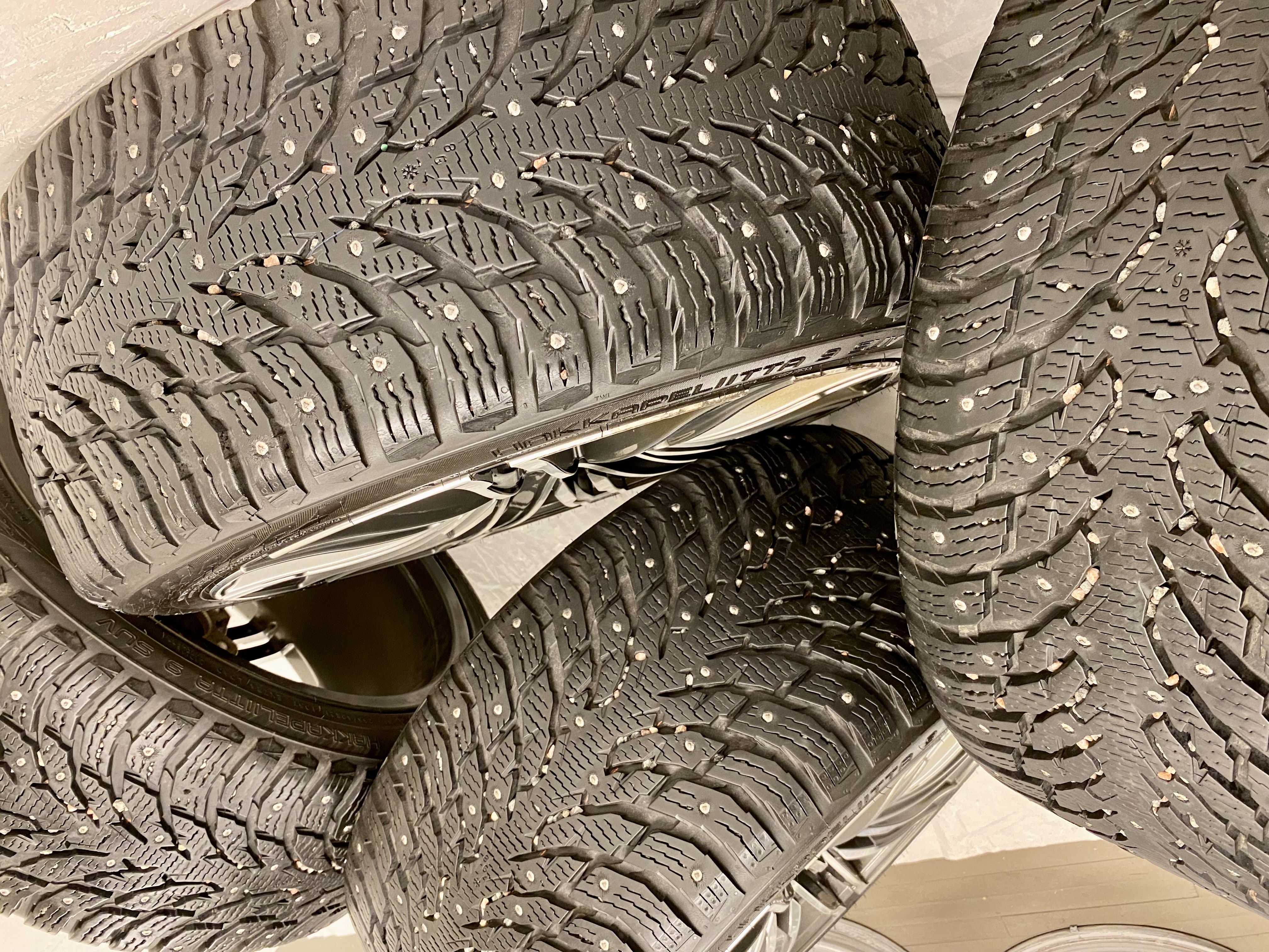 Kompletta Vinterhjul DUBB | 21" Monaco GP2 Porsche Macan S | 2 st 5x112 9.5x21 ET20 66.6 med 265/40 R21 105T XL Nokian Hakkapeliitta 9 SUV | V14-2018 |8|8 mm + 2 st 5x112 10.5x21 ET15 66.6 med 295/35 R21 107T XL Nokian Hakkapeliitta 9 SUV | V14-2018 |8|8 mm - 3