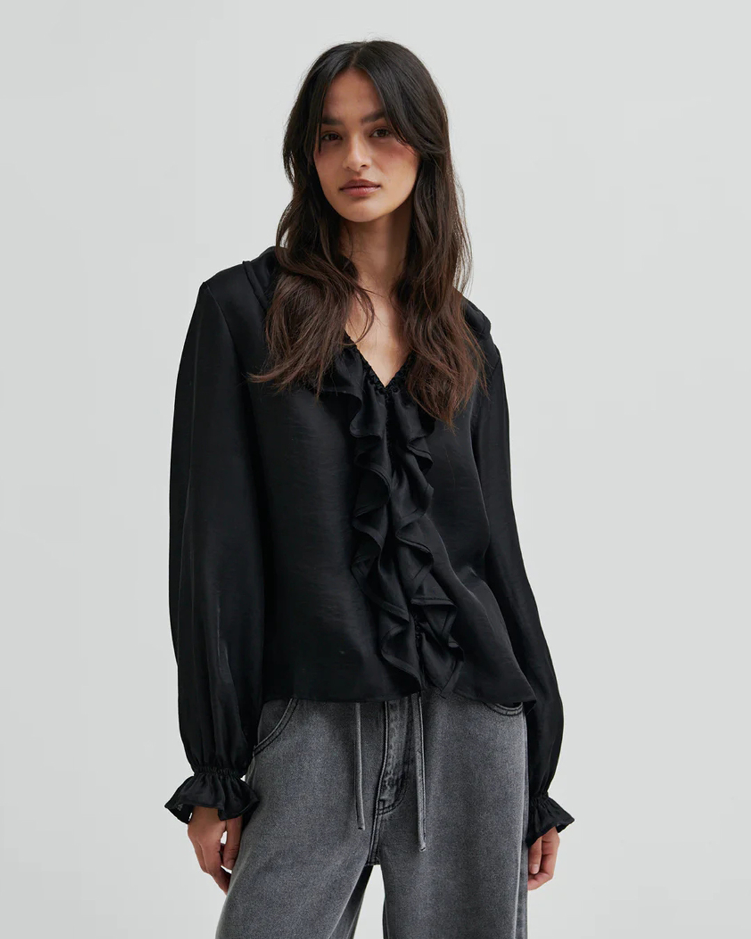 Blus Saggie volang fram svart