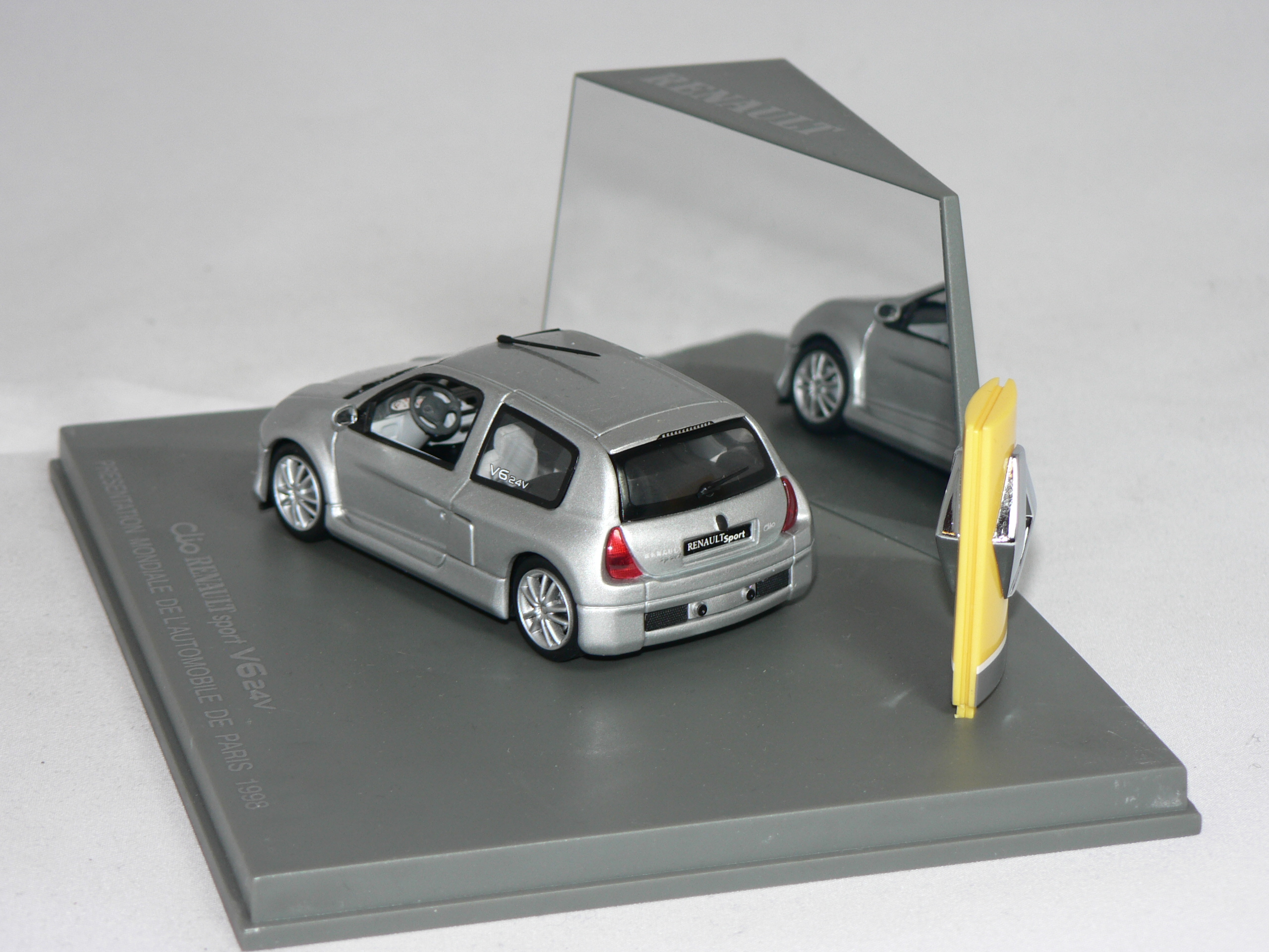 Renault  Clio  V6 24v   1998  1:43  Universal Hobbies - 2