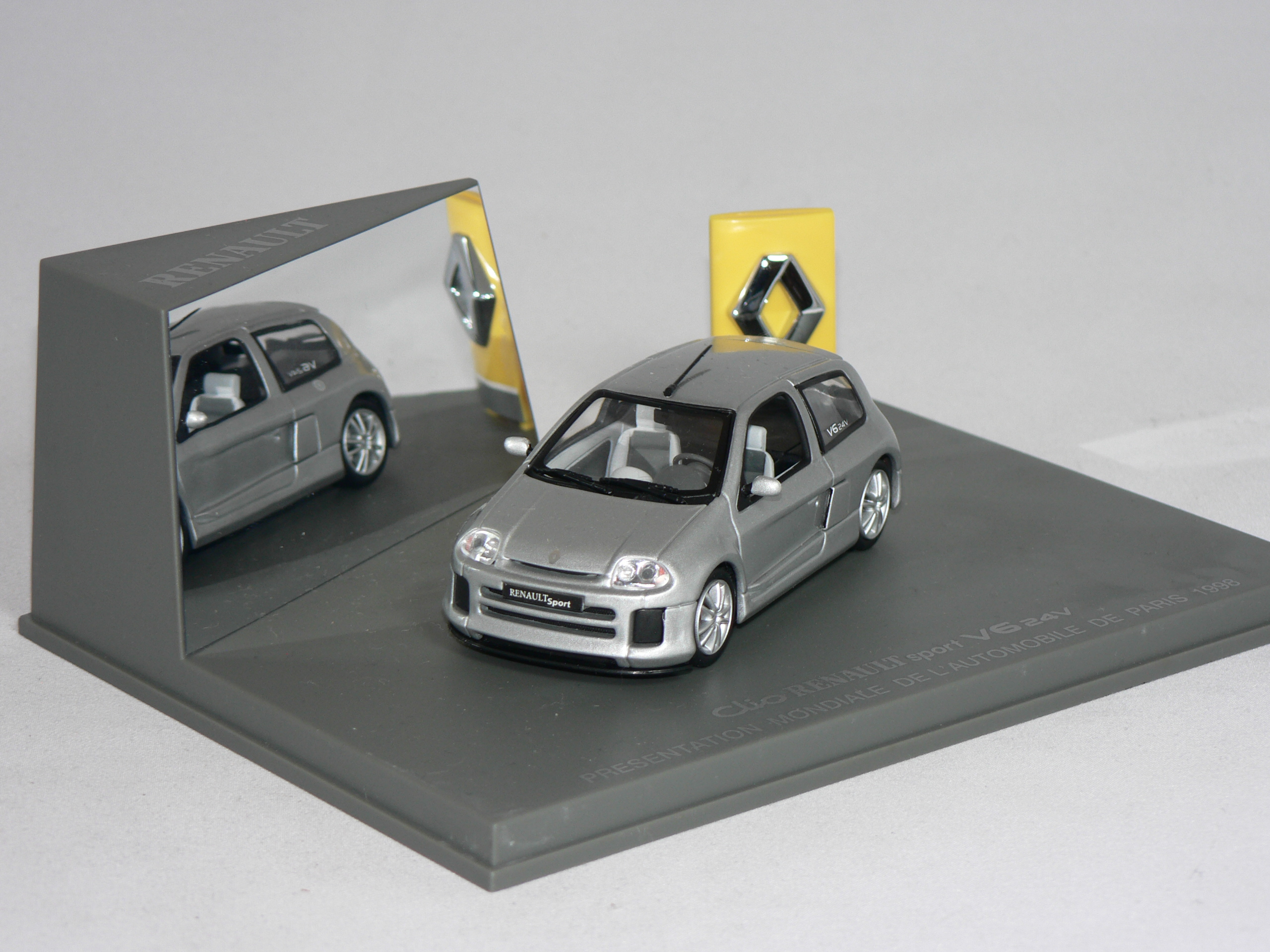 Renault  Clio  V6 24v   1998  1:43  Universal Hobbies