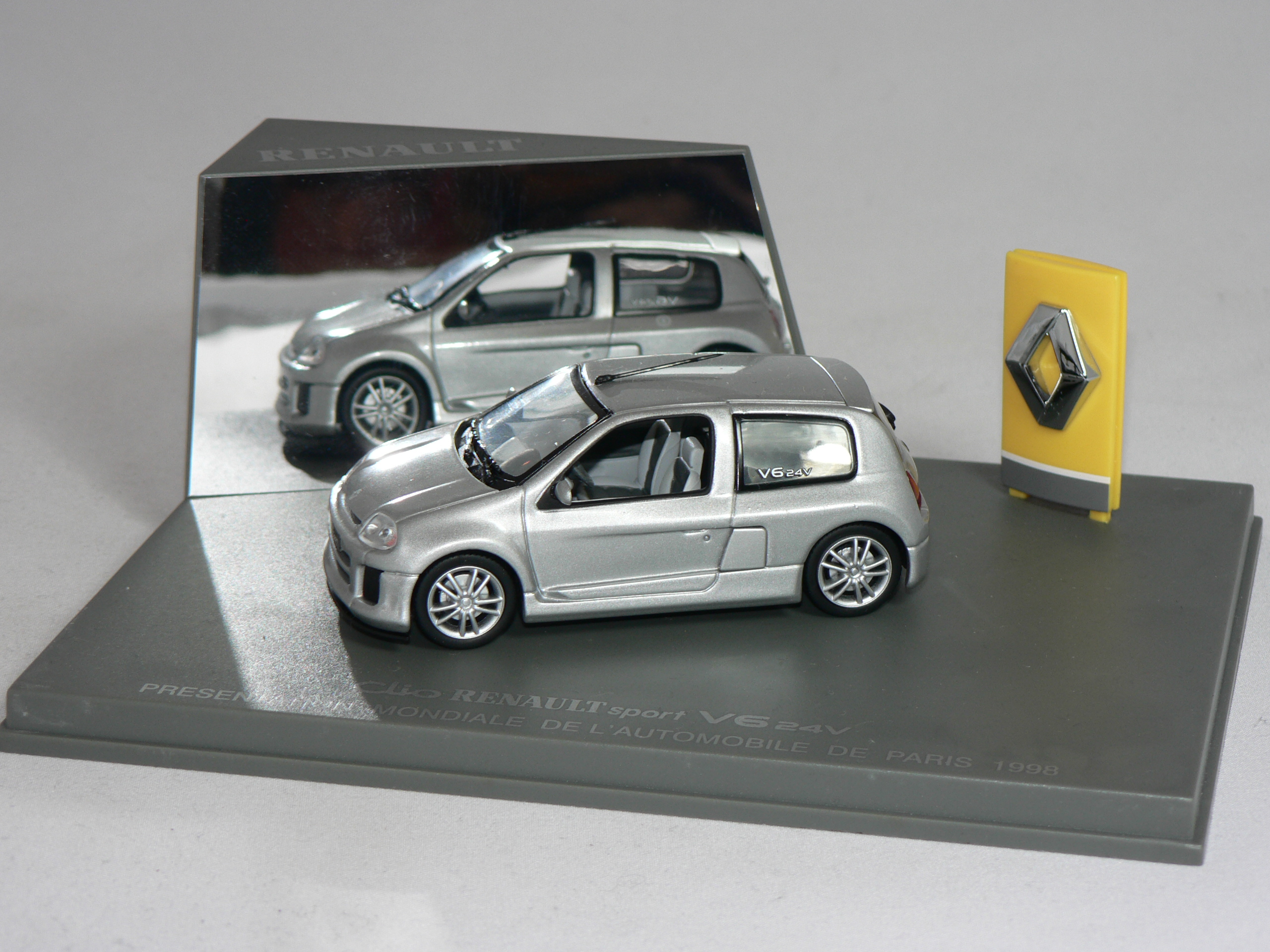 Renault  Clio  V6 24v   1998  1:43  Universal Hobbies - 3