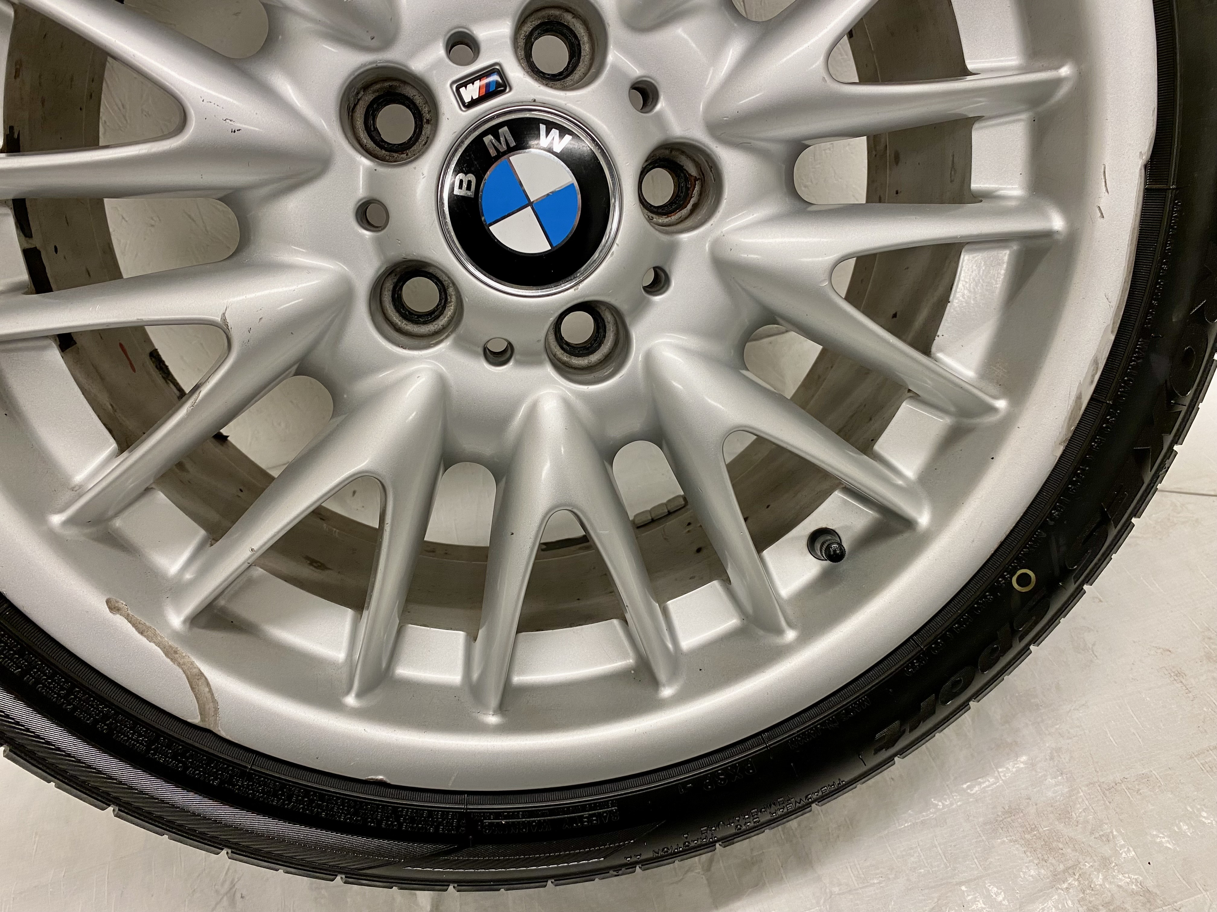 Kompletta Sommarhjul | 18" BMW E46 MV1 Style 72 V Spoke * OBS Läs Beskrivning * Riktning krävs * 2 st 5x120 8x18 ET47 72.6 + 2 st 5x120 8.5x18 ET50 72.6 - 6
