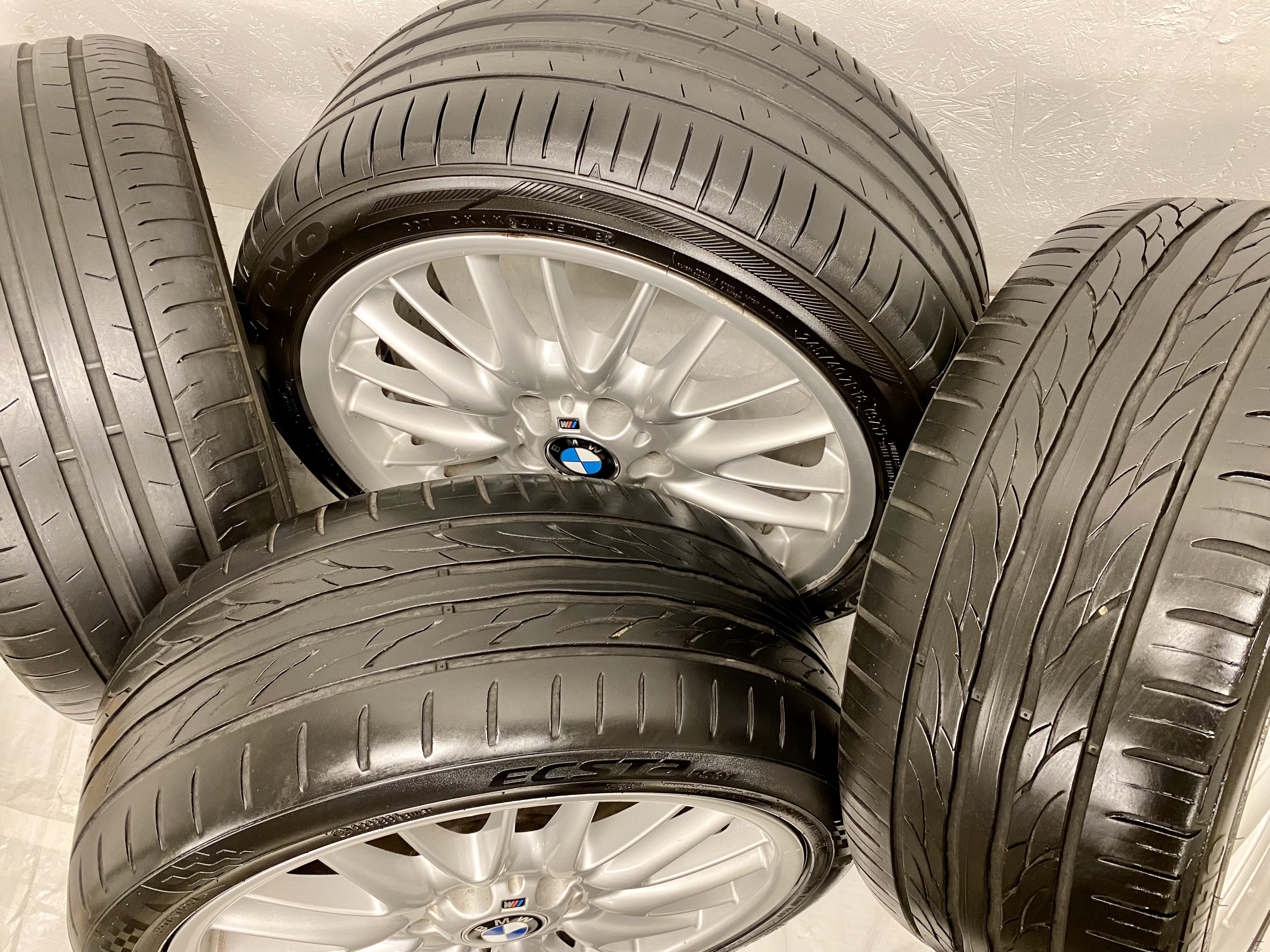 Kompletta Sommarhjul | 18" BMW E46 MV1 Style 72 V Spoke * OBS Läs Beskrivning * Riktning krävs * 2 st 5x120 8x18 ET47 72.6 + 2 st 5x120 8.5x18 ET50 72.6 - 2