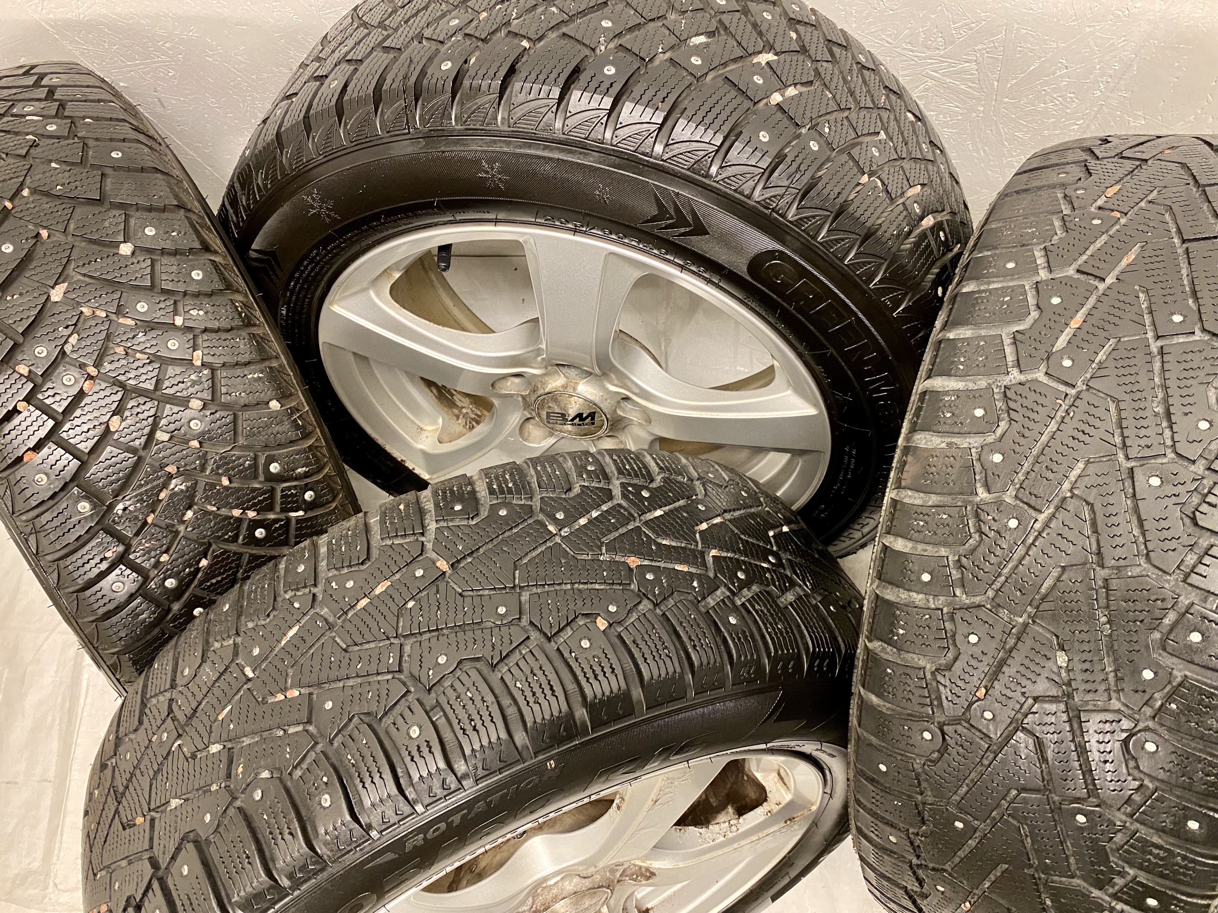 Kompletta Vinterhjul DUBB | 16" BM Racing Mazda 3 2013-2019 5x114.3 7x16 ET45 67.1 + 2 st 205/60 R16 96T GreenMax WinterGrip | V12-2024 | 8|8 mm + 2 st 205/60 R16 96T Pirelli Ice Zero | V26-2013 | 4|6mm - 2