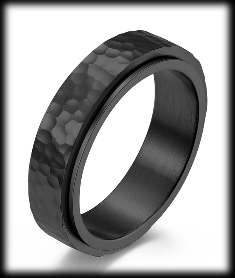 6 mm. Hamrad slät spinner ring i svart stål.