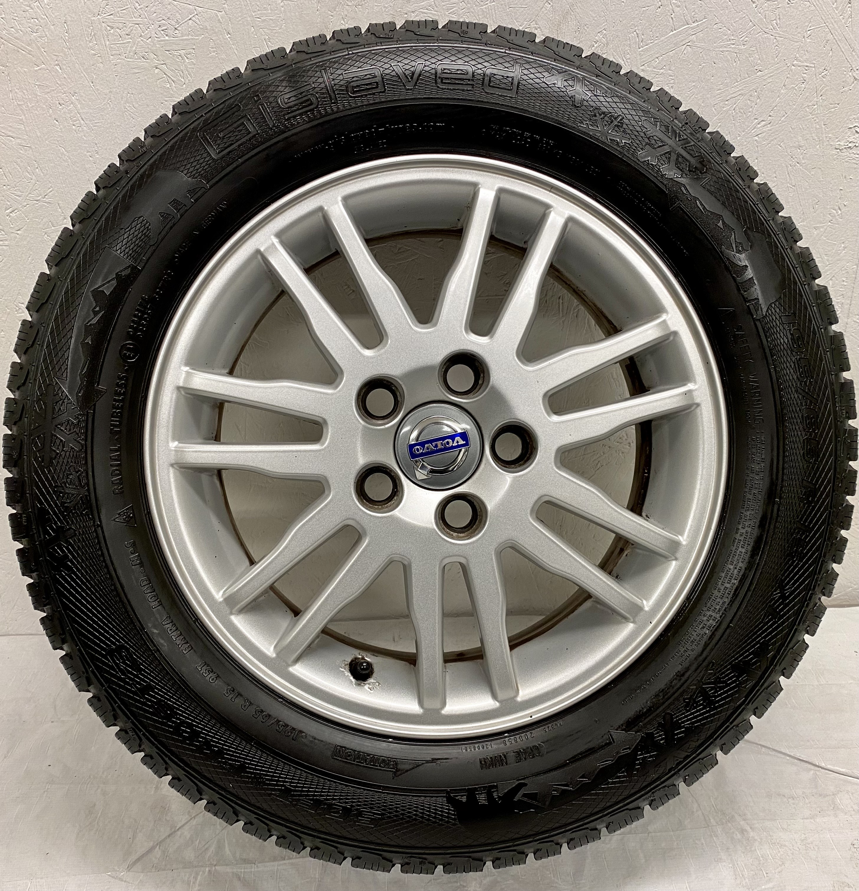 Kompletta Vinterhjul Friktion 4st | 15" Volvo V50 S40 ACRUX 8665463 5x108 6x15 ET46 63.4 + 2 st 195/65 R15 91T Nokian Snowproof | V45-2021 | 7.5|7.5 mm + 2 st 195/65 R15 95T Gislaved SoftFrost 3 | V35-2015 | 5|5 mm  - 4