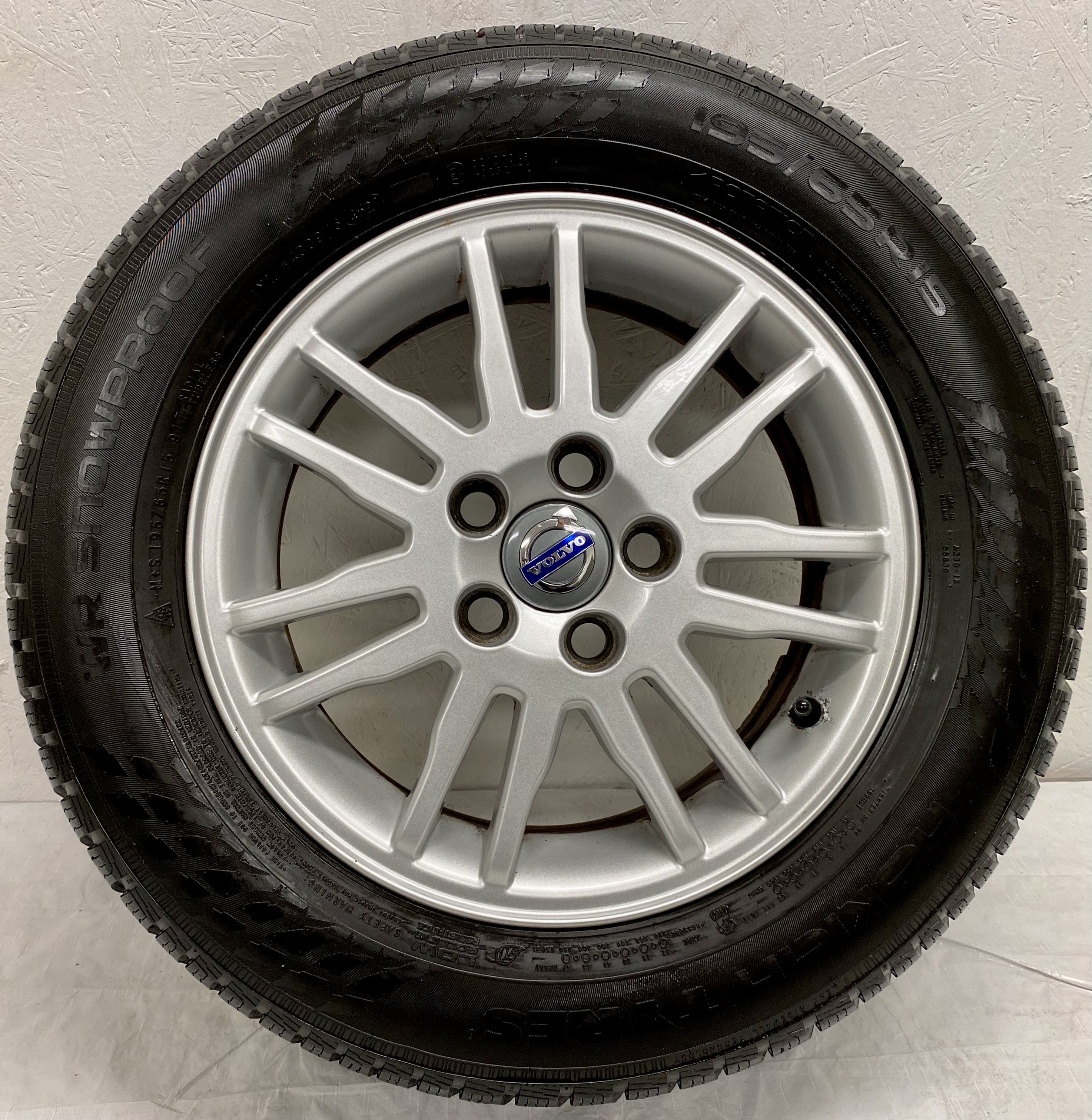 Kompletta Vinterhjul Friktion 4st | 15" Volvo V50 S40 ACRUX 8665463 5x108 6x15 ET46 63.4 + 2 st 195/65 R15 91T Nokian Snowproof | V45-2021 | 7.5|7.5 mm + 2 st 195/65 R15 95T Gislaved SoftFrost 3 | V35-2015 | 5|5 mm  - 7