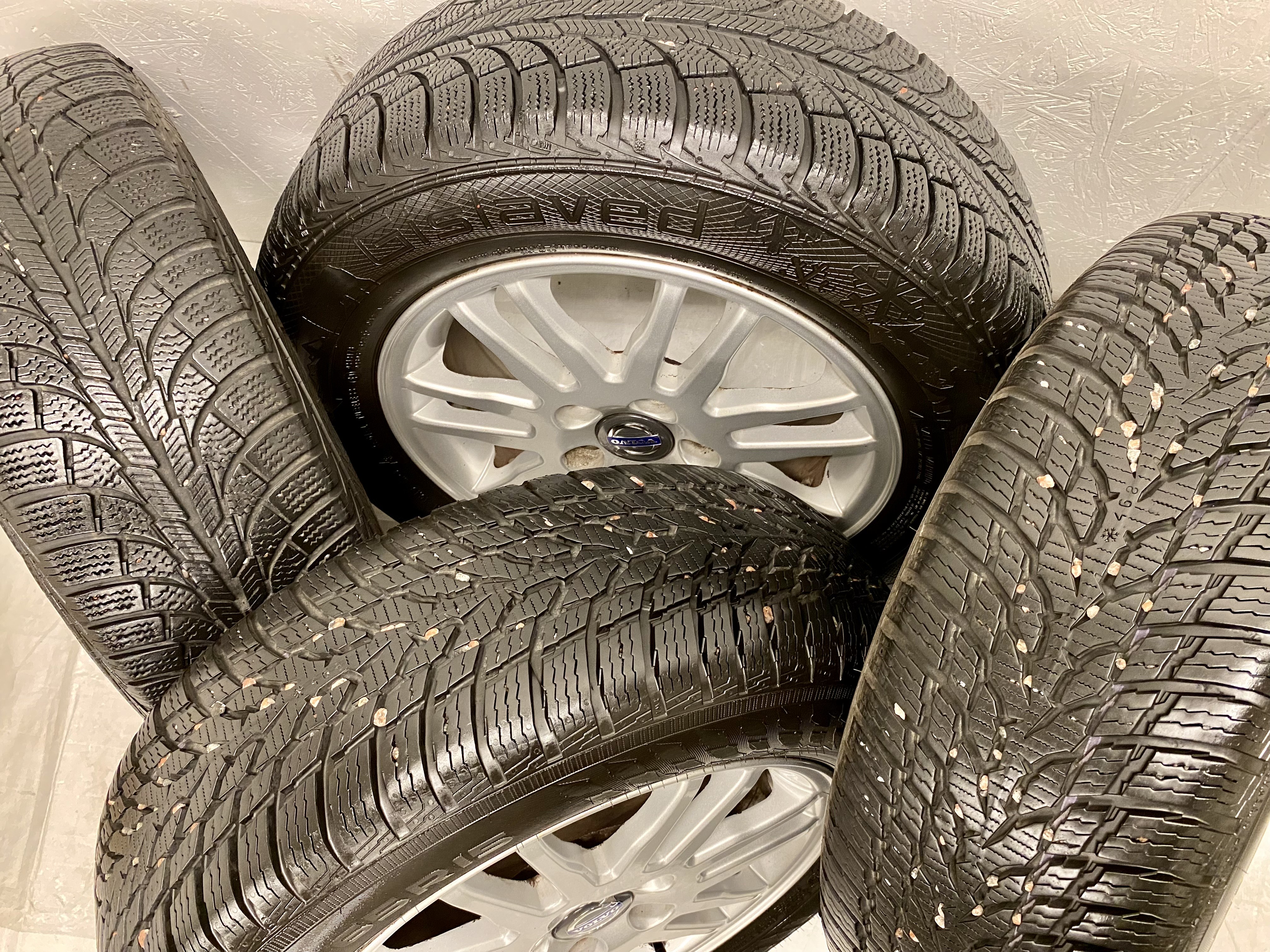 Kompletta Vinterhjul Friktion 4st | 15" Volvo V50 S40 ACRUX 8665463 5x108 6x15 ET46 63.4 + 2 st 195/65 R15 91T Nokian Snowproof | V45-2021 | 7.5|7.5 mm + 2 st 195/65 R15 95T Gislaved SoftFrost 3 | V35-2015 | 5|5 mm  - 2