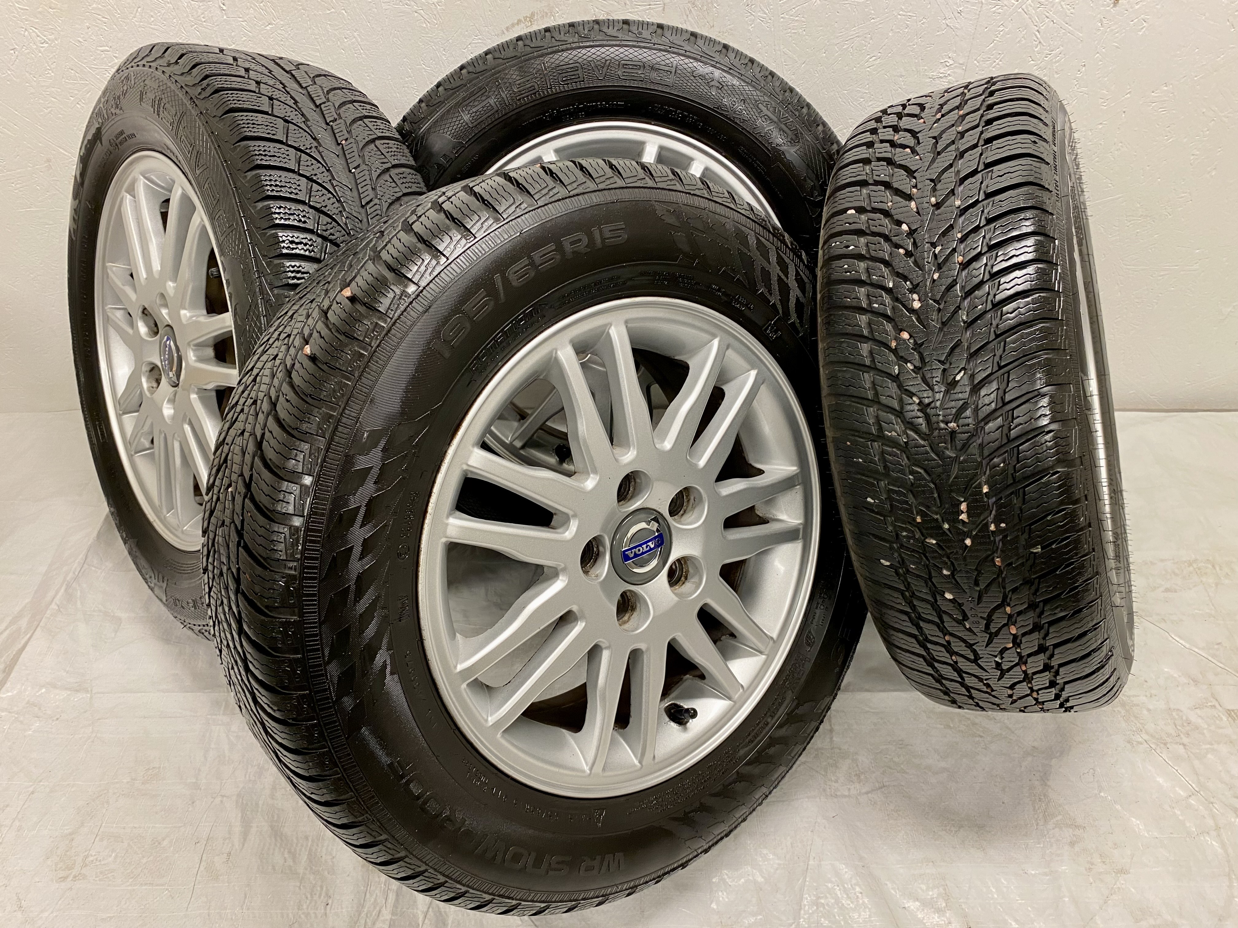 Kompletta Vinterhjul Friktion 4st | 15" Volvo V50 S40 ACRUX 8665463 5x108 6x15 ET46 63.4 + 2 st 195/65 R15 91T Nokian Snowproof | V45-2021 | 7.5|7.5 mm + 2 st 195/65 R15 95T Gislaved SoftFrost 3 | V35-2015 | 5|5 mm 