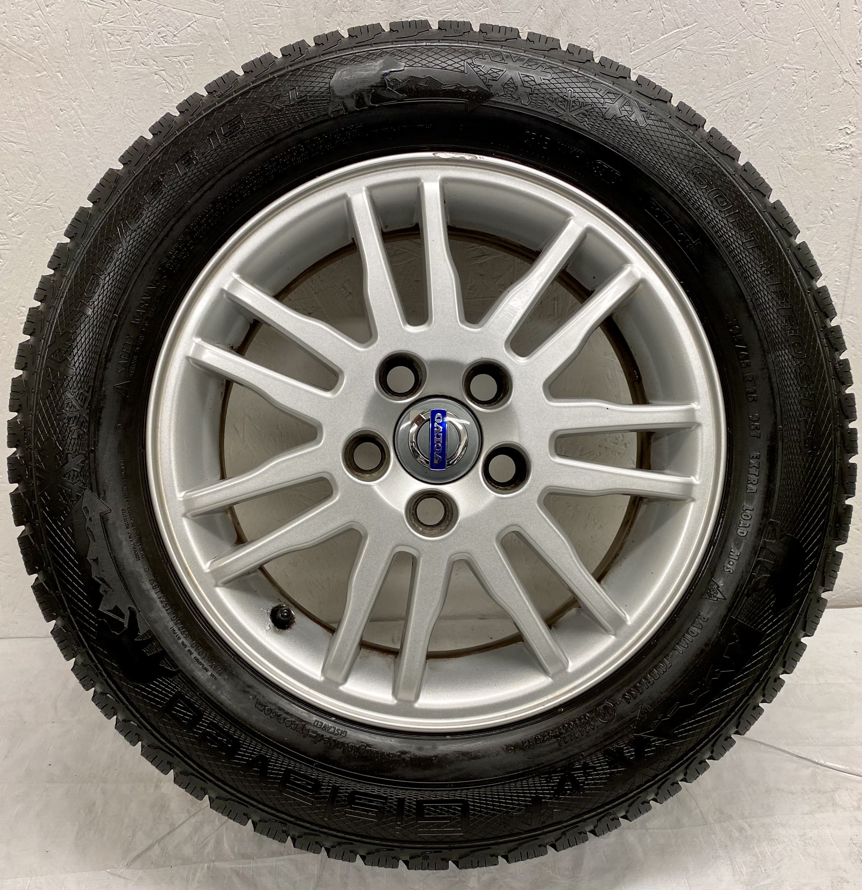 Kompletta Vinterhjul Friktion 4st | 15" Volvo V50 S40 ACRUX 8665463 5x108 6x15 ET46 63.4 + 2 st 195/65 R15 91T Nokian Snowproof | V45-2021 | 7.5|7.5 mm + 2 st 195/65 R15 95T Gislaved SoftFrost 3 | V35-2015 | 5|5 mm  - 5