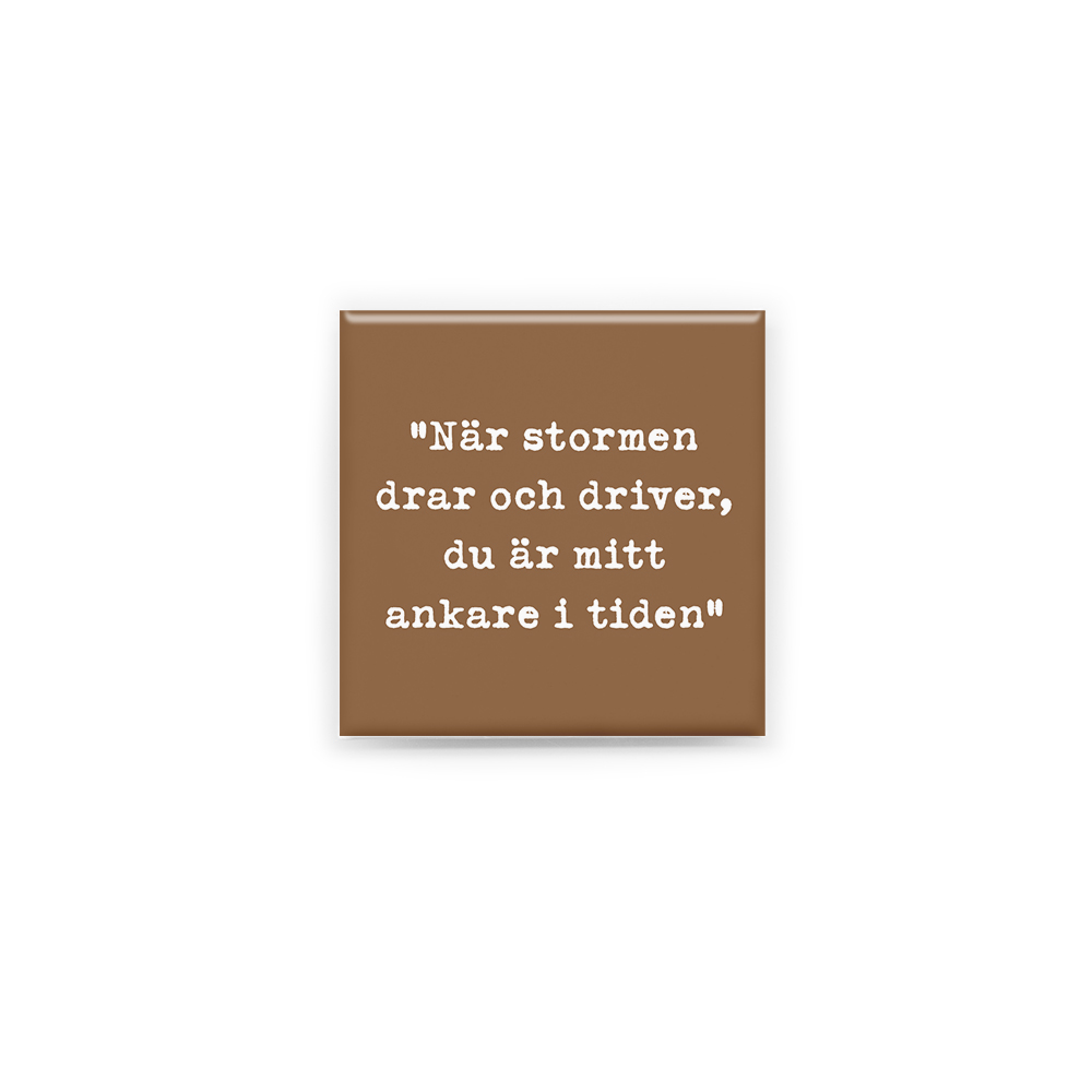 Stilren kylskåpsmagnet i storlek 5x5 cm med citatet "När stormen drar och driver, du är mitt ankare i tiden" ur låten "Mitt ankare i tiden".