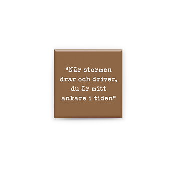 Stilren kylskåpsmagnet i storlek 5x5 cm med citatet "När stormen drar och driver, du är mitt ankare i tiden" ur låten "Mitt ankare i tiden".
