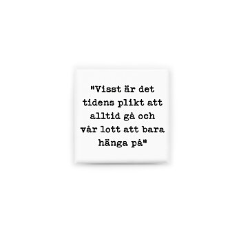 Stilren kylskåpsmagnet i storlek 5x5 cm med citatet "Visst är det tidens plikt att alltid gå och vår lott att bara hänga på" ur låten "Längre nedåt floden".