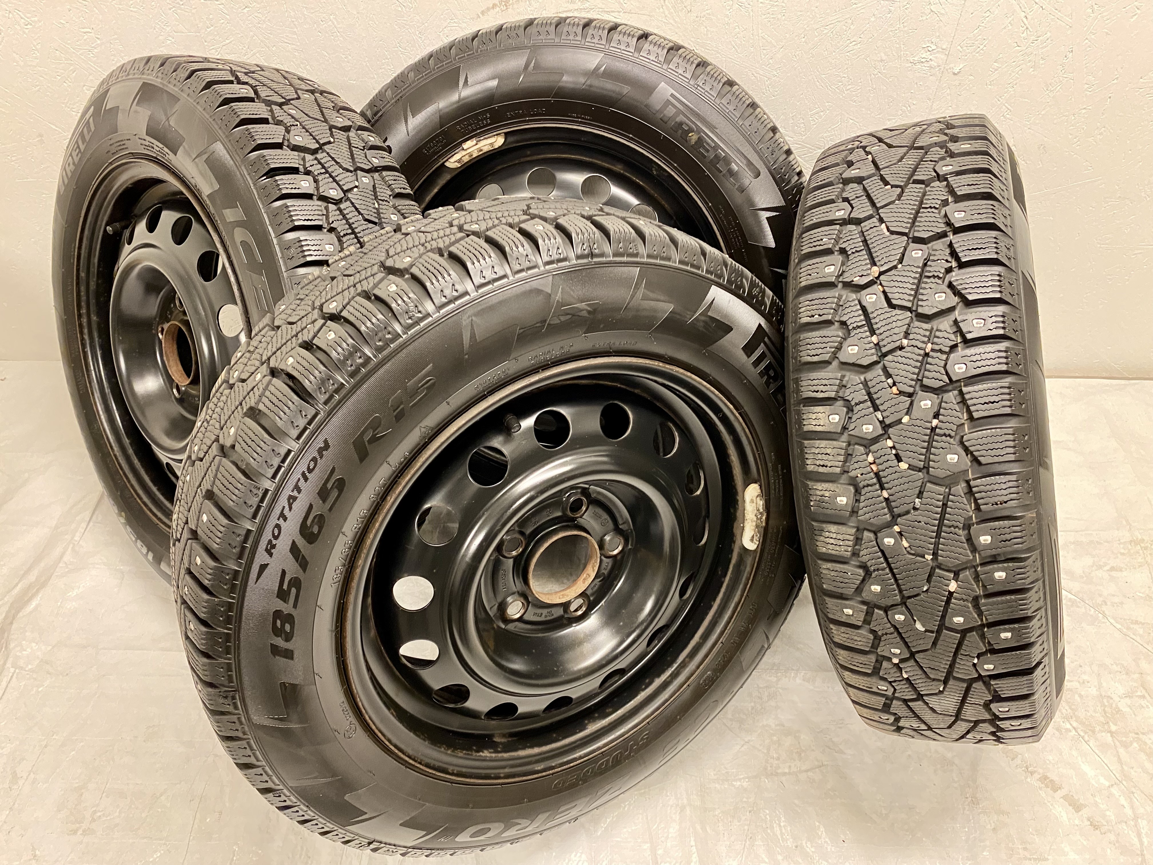 Kompletta Vinterhjul DUBB | 15" Plåt Hyundai i30 5x114.3 6x15 ET46 67.1 | 185/65 R15 92T Pirelli Ice Zero | V37-2019 | 8|8|8|8 mm