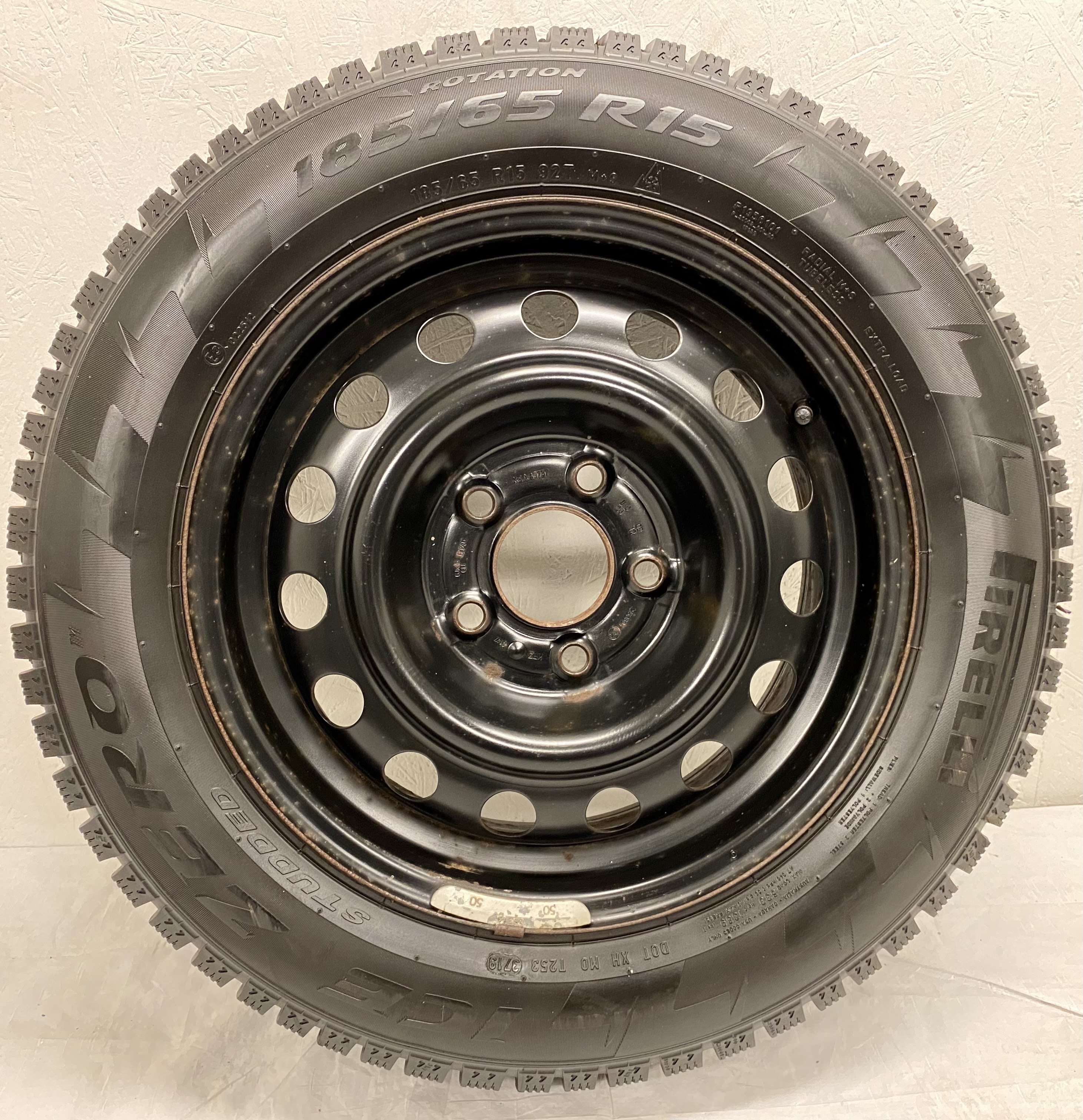 Kompletta Vinterhjul DUBB | 15" Plåt Hyundai i30 5x114.3 6x15 ET46 67.1 | 185/65 R15 92T Pirelli Ice Zero | V37-2019 | 8|8|8|8 mm - 7