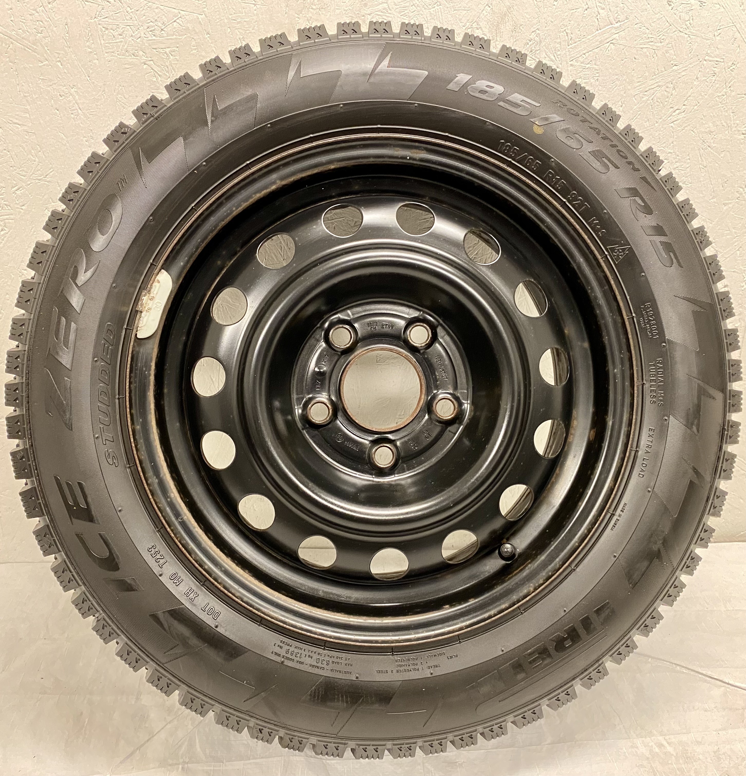 Kompletta Vinterhjul DUBB | 15" Plåt Hyundai i30 5x114.3 6x15 ET46 67.1 | 185/65 R15 92T Pirelli Ice Zero | V37-2019 | 8|8|8|8 mm - 5