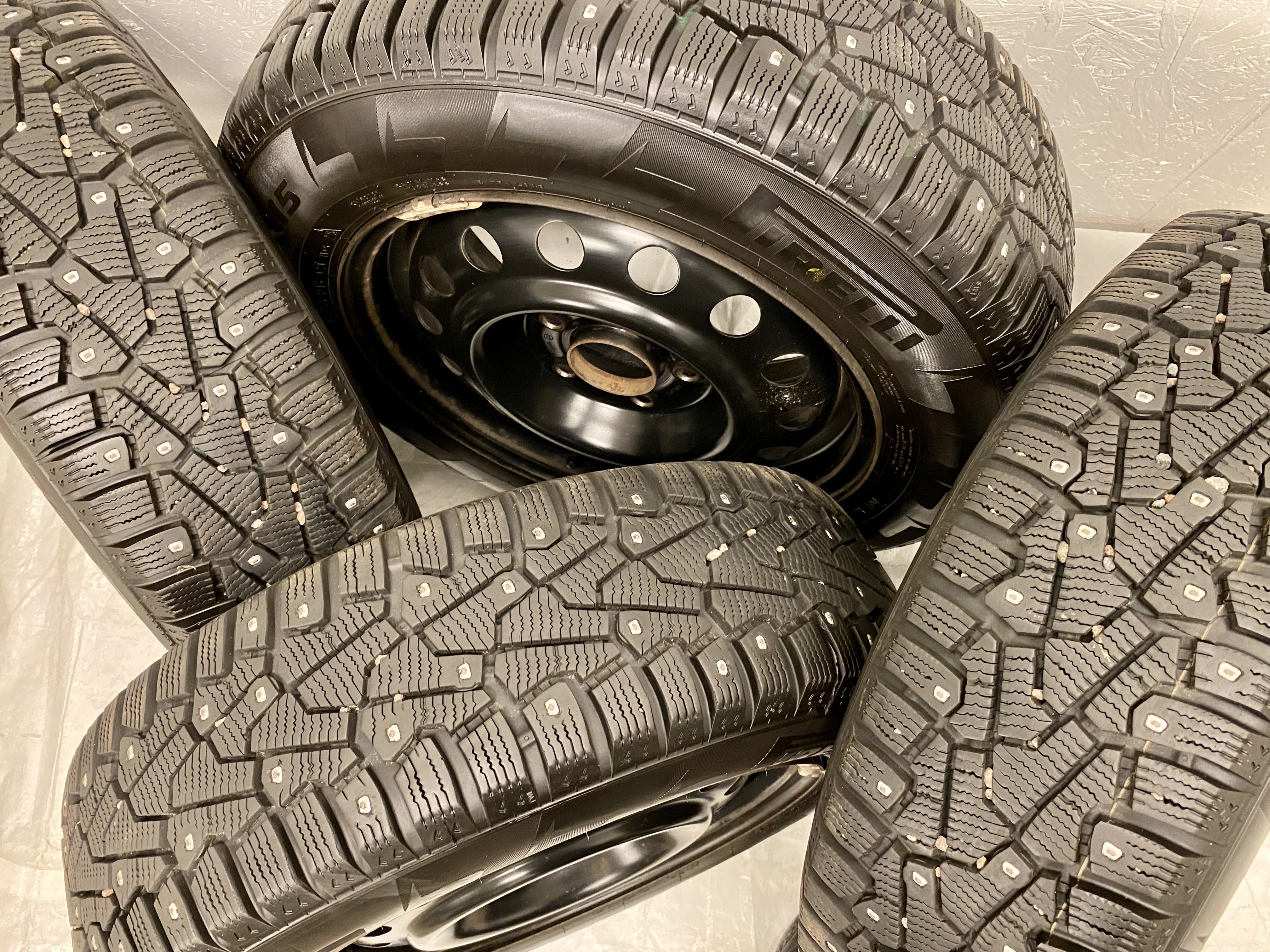 Kompletta Vinterhjul DUBB | 15" Plåt Hyundai i30 5x114.3 6x15 ET46 67.1 | 185/65 R15 92T Pirelli Ice Zero | V37-2019 | 8|8|8|8 mm - 2