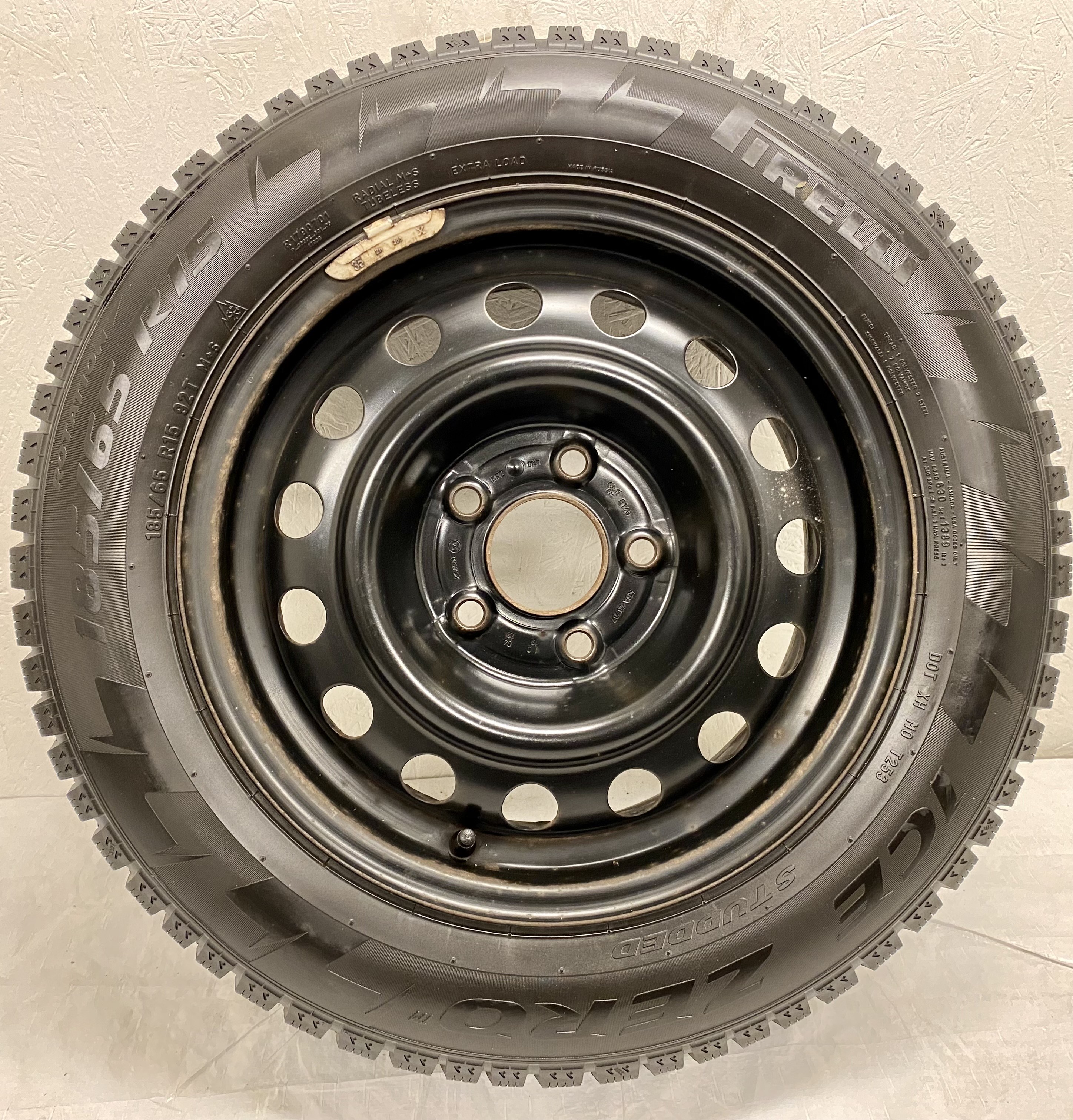 Kompletta Vinterhjul DUBB | 15" Plåt Hyundai i30 5x114.3 6x15 ET46 67.1 | 185/65 R15 92T Pirelli Ice Zero | V37-2019 | 8|8|8|8 mm - 4