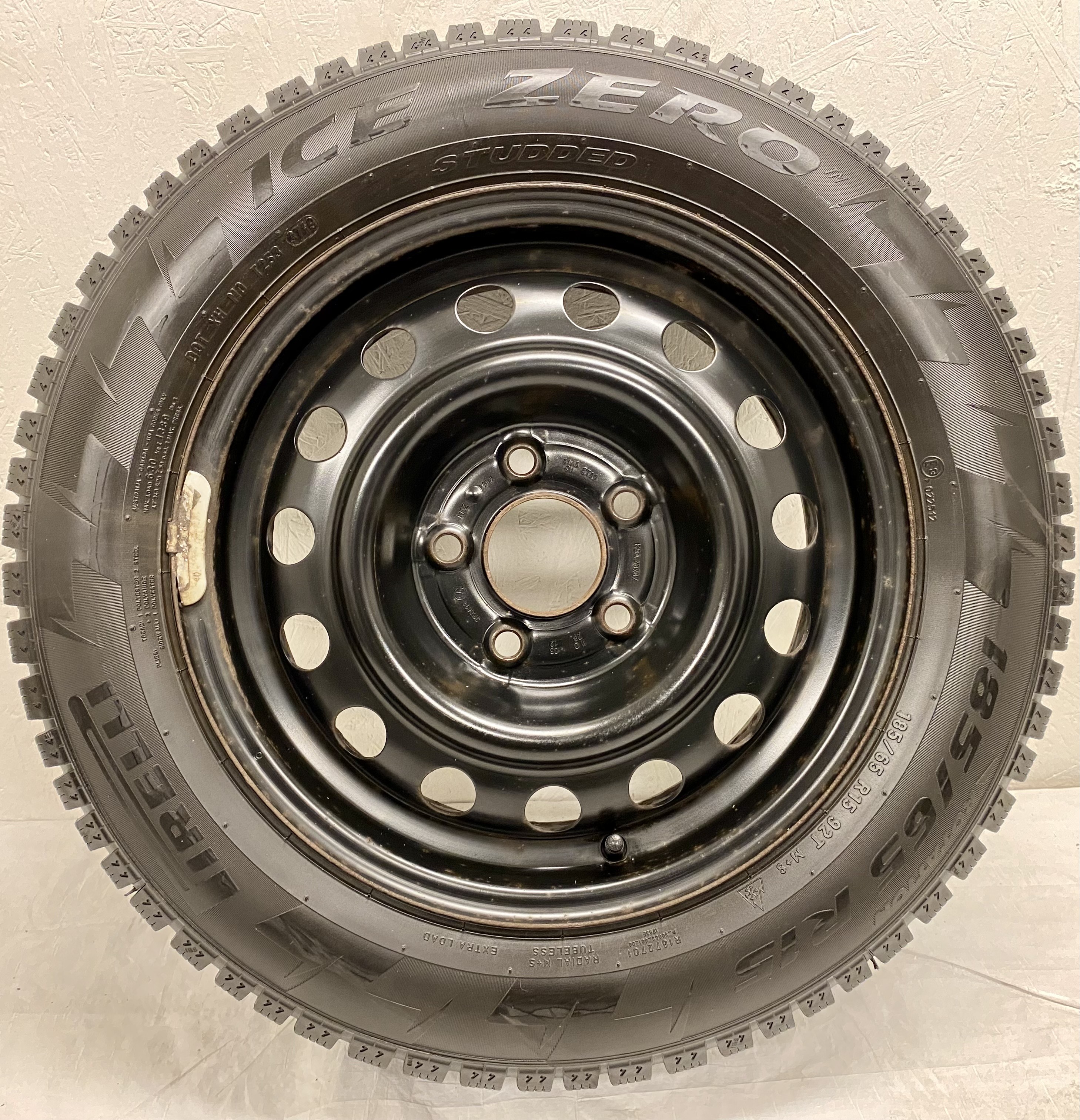Kompletta Vinterhjul DUBB | 15" Plåt Hyundai i30 5x114.3 6x15 ET46 67.1 | 185/65 R15 92T Pirelli Ice Zero | V37-2019 | 8|8|8|8 mm - 6