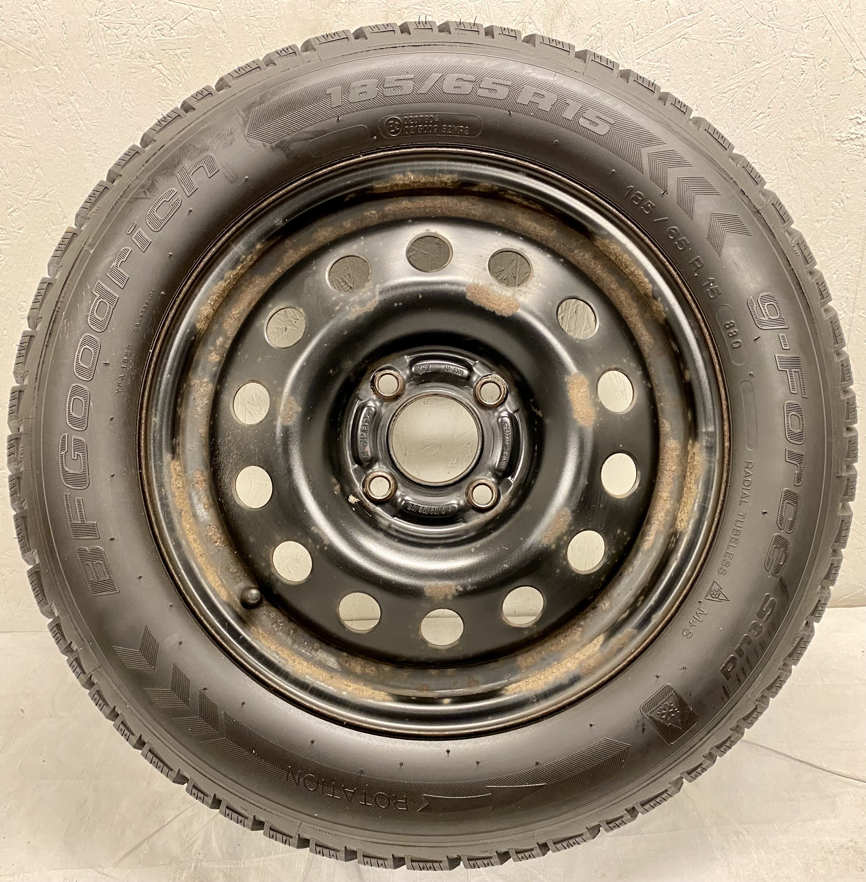 Kompletta Vinterhjul DUBB | 15" Plåt Ford Focus + Mondeo 4x108 6x15 ET52.5 63.4 | 185/65 R15 88Q BF Goodrich G-Force Stud | V36-2017 | 7.5|7.5|7.5|7.5 mm - 4