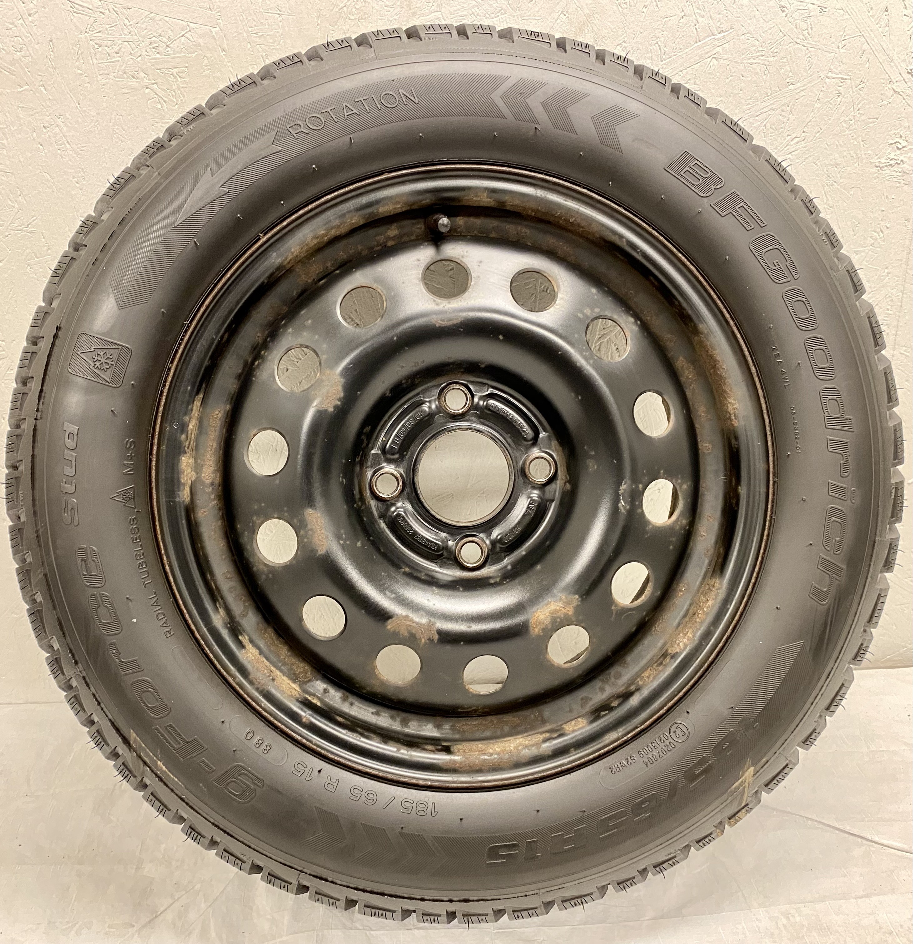 Kompletta Vinterhjul DUBB | 15" Plåt Ford Focus + Mondeo 4x108 6x15 ET52.5 63.4 | 185/65 R15 88Q BF Goodrich G-Force Stud | V36-2017 | 7.5|7.5|7.5|7.5 mm - 6