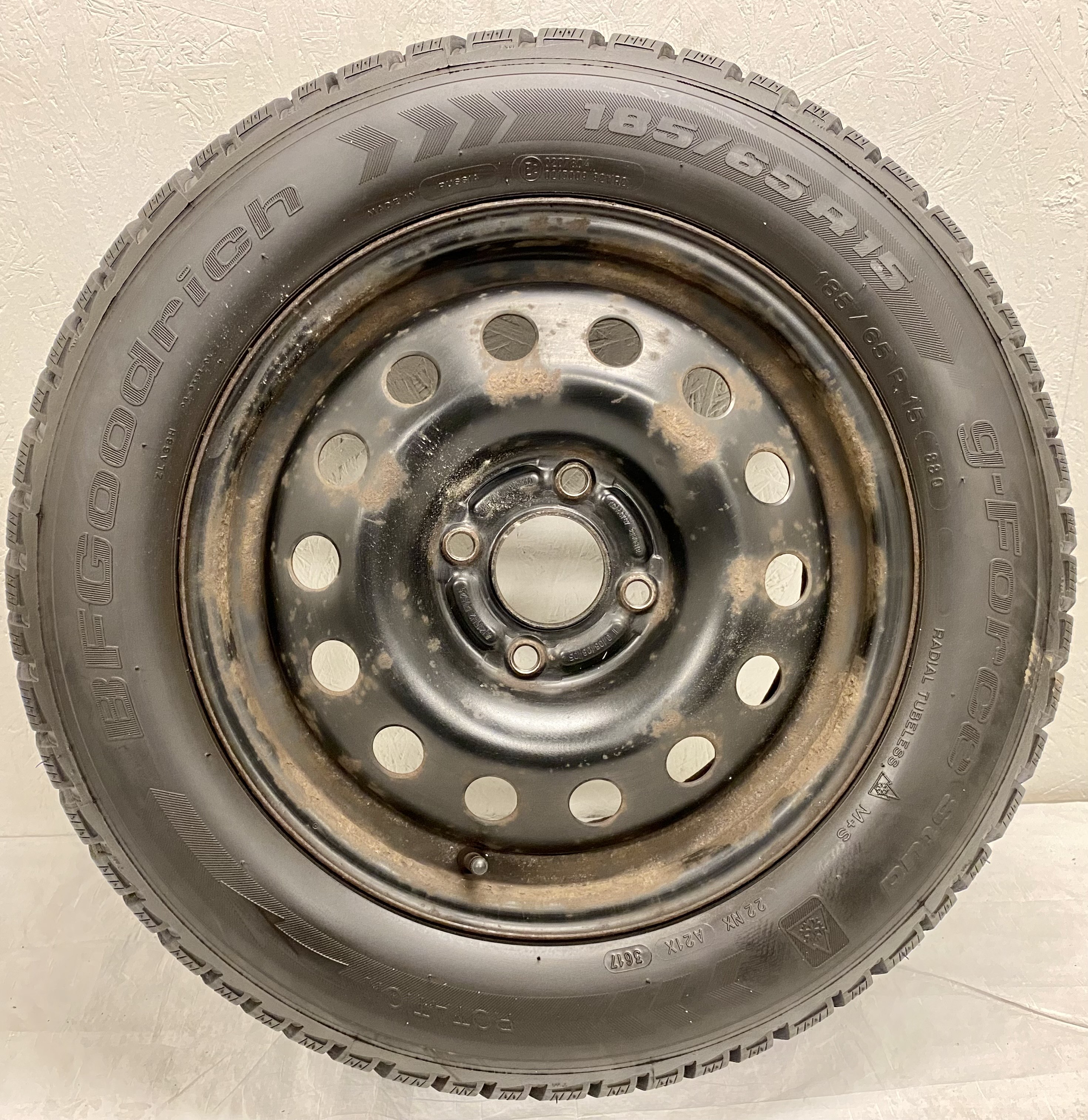 Kompletta Vinterhjul DUBB | 15" Plåt Ford Focus + Mondeo 4x108 6x15 ET52.5 63.4 | 185/65 R15 88Q BF Goodrich G-Force Stud | V36-2017 | 7.5|7.5|7.5|7.5 mm - 7