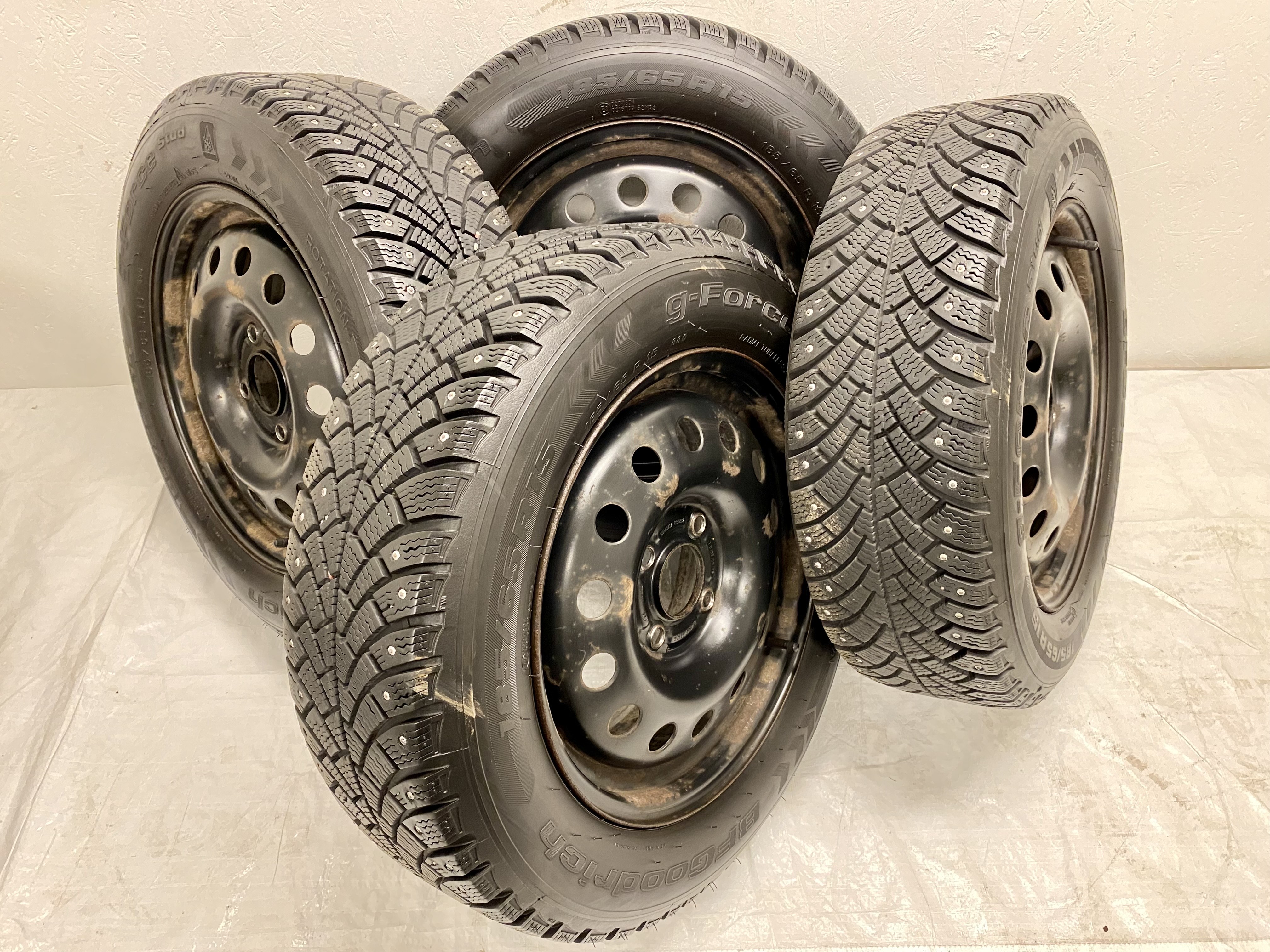 Kompletta Vinterhjul DUBB | 15" Plåt Ford Focus + Mondeo 4x108 6x15 ET52.5 63.4 | 185/65 R15 88Q BF Goodrich G-Force Stud | V36-2017 | 7.5|7.5|7.5|7.5 mm