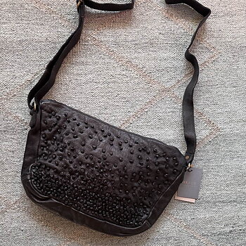 Unmade - Leather Petunia Cross bag Black