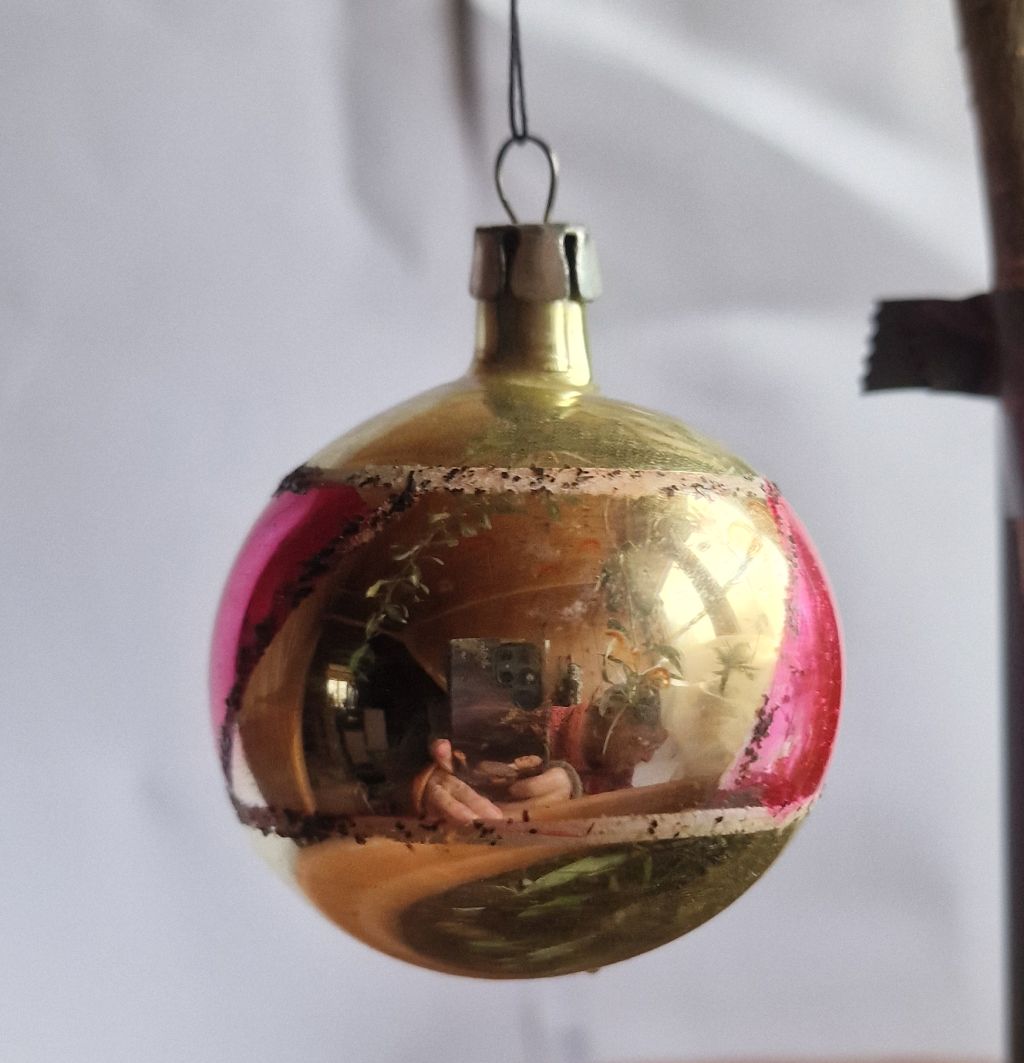 Julgranskula glas vintage  guldfärgad med turkos och rosa