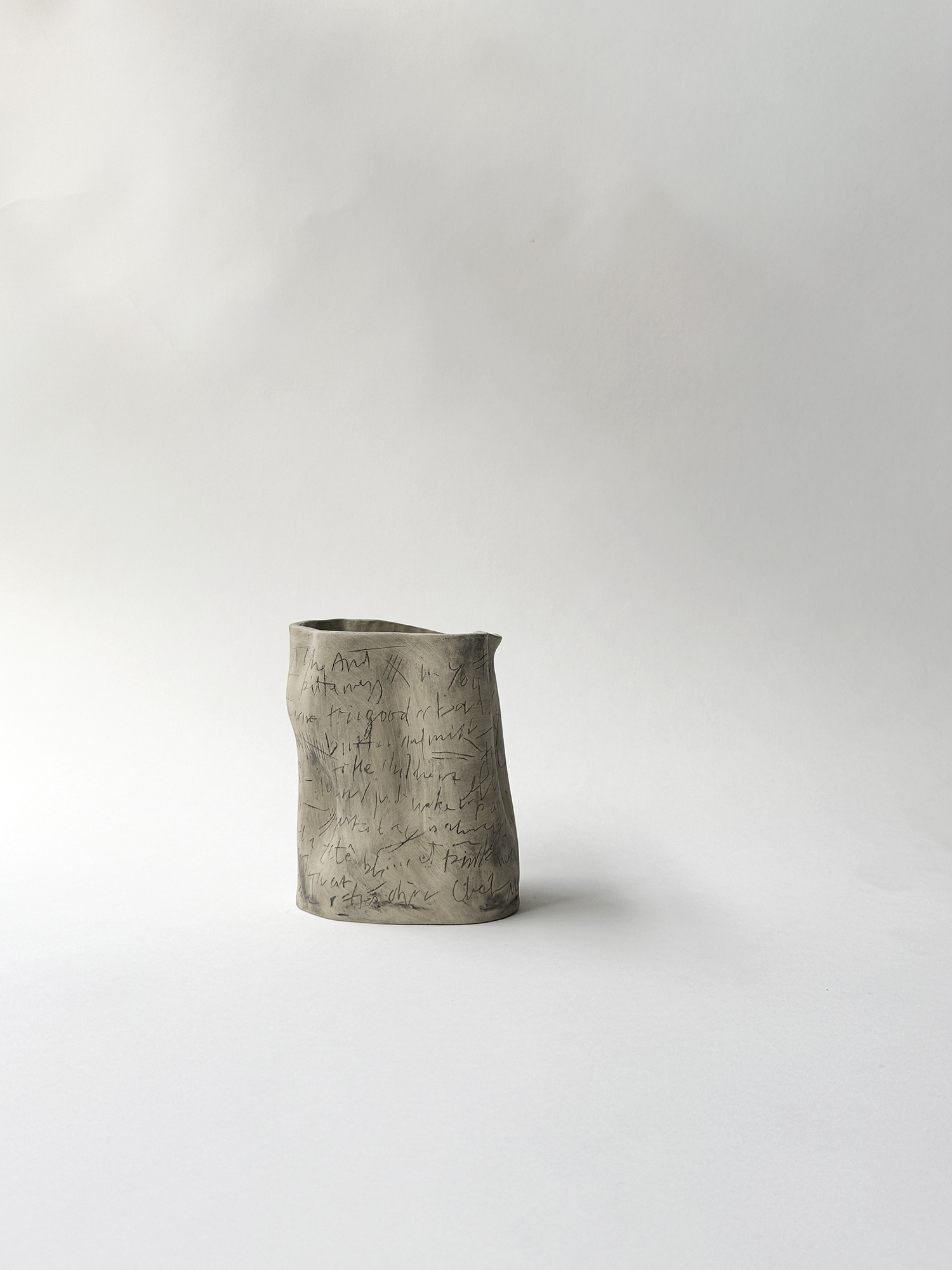 SCRIPTUM OBSCURA Vase 1