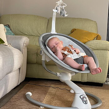 Coccolle Freya Anthracite – Smart 360° Elektrisk Babysitter med Automatisk Rörelsesensor