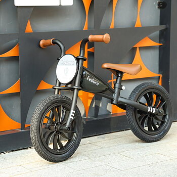 Coccolle Feduro Black – Retro Balanscykel 12” med Air-Gel Hjul för Barn 3–6 år