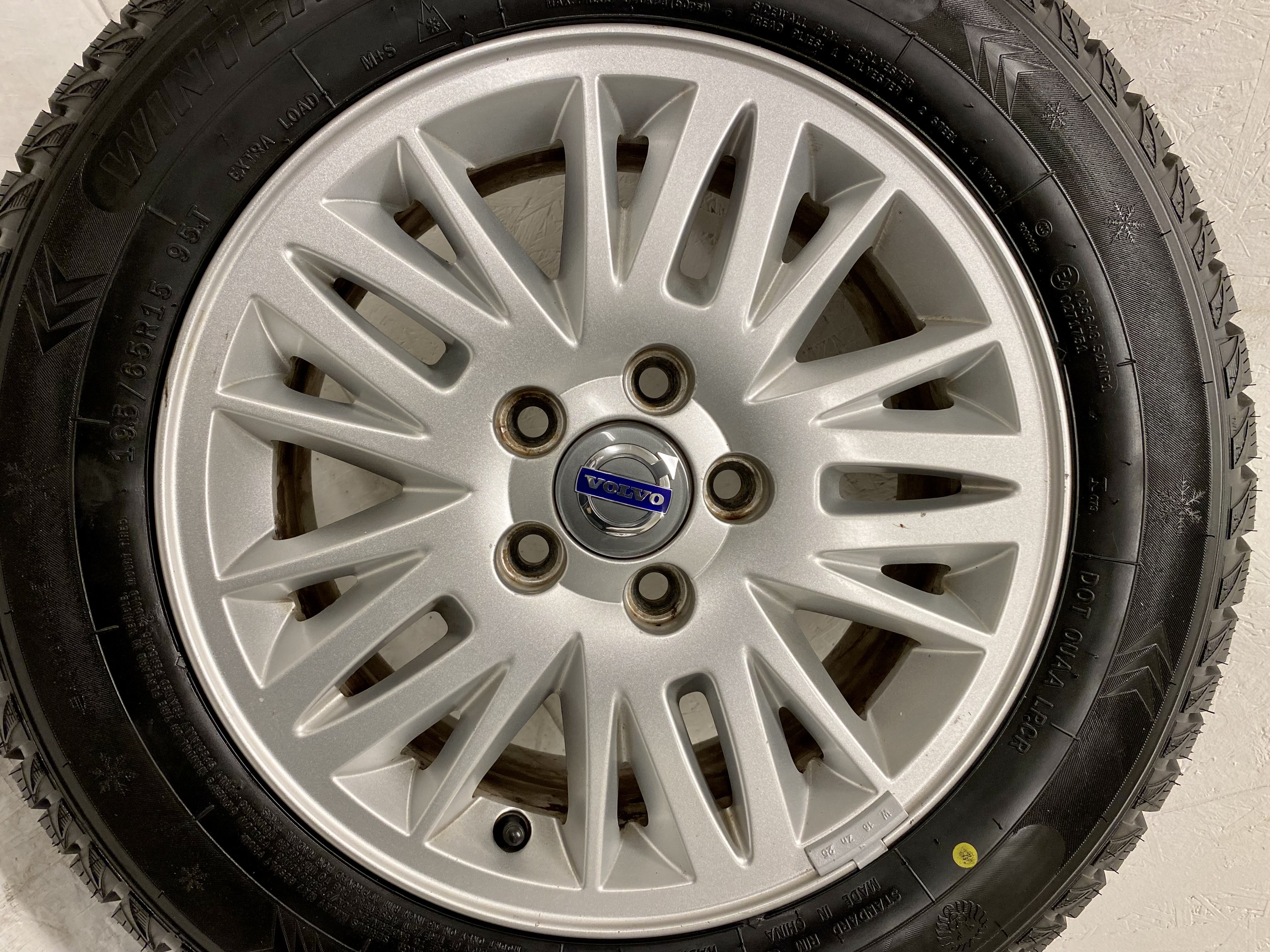 Kompletta Vinterhjul DUBB | 15" Volvo Original SAURUS V70 2000-2007 30639360 5x108 6.5x15 ET43 65.1 | 195/65 R15 95T Winter Defender Grip | V20-2017 | 8|8|8|8 mm - 3