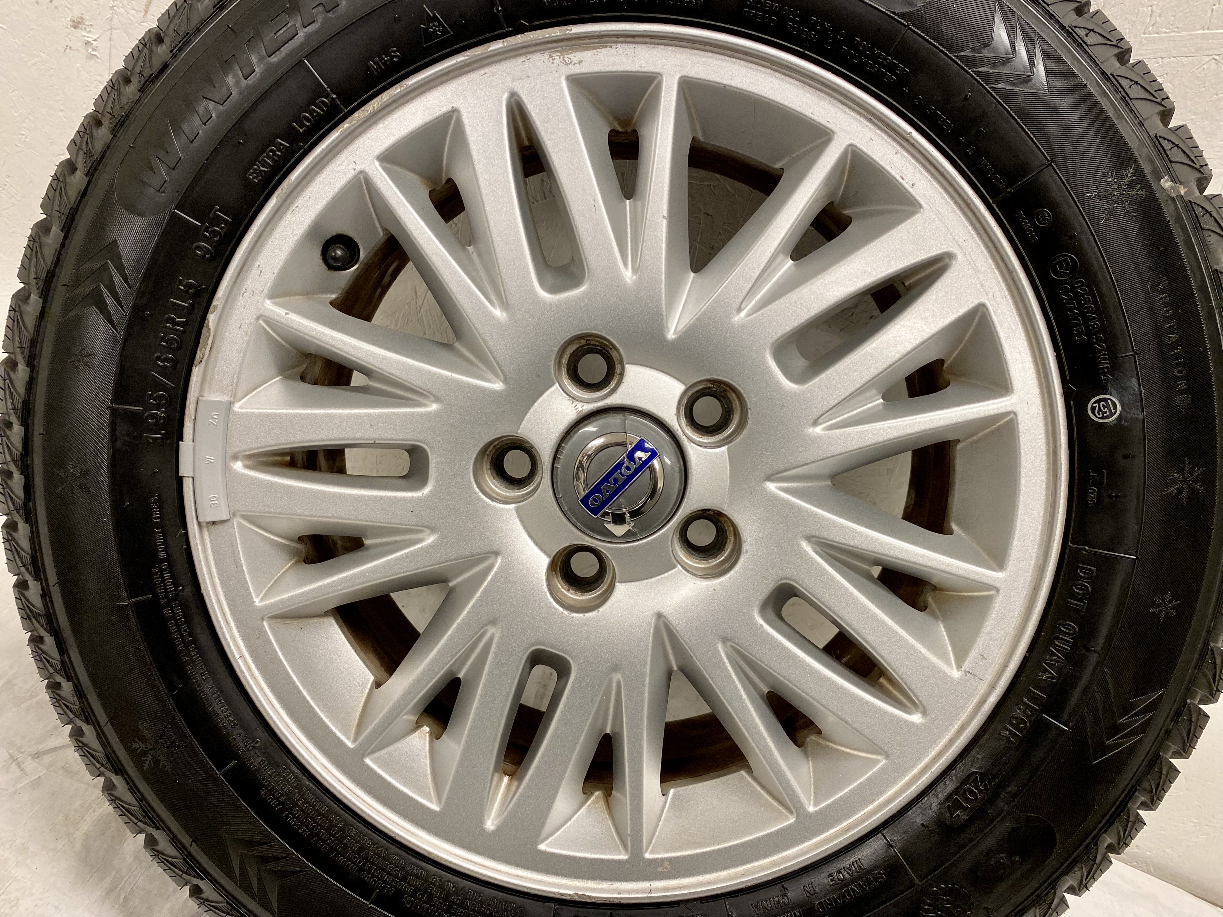 Kompletta Vinterhjul DUBB | 15" Volvo Original SAURUS V70 2000-2007 30639360 5x108 6.5x15 ET43 65.1 | 195/65 R15 95T Winter Defender Grip | V20-2017 | 8|8|8|8 mm - 6