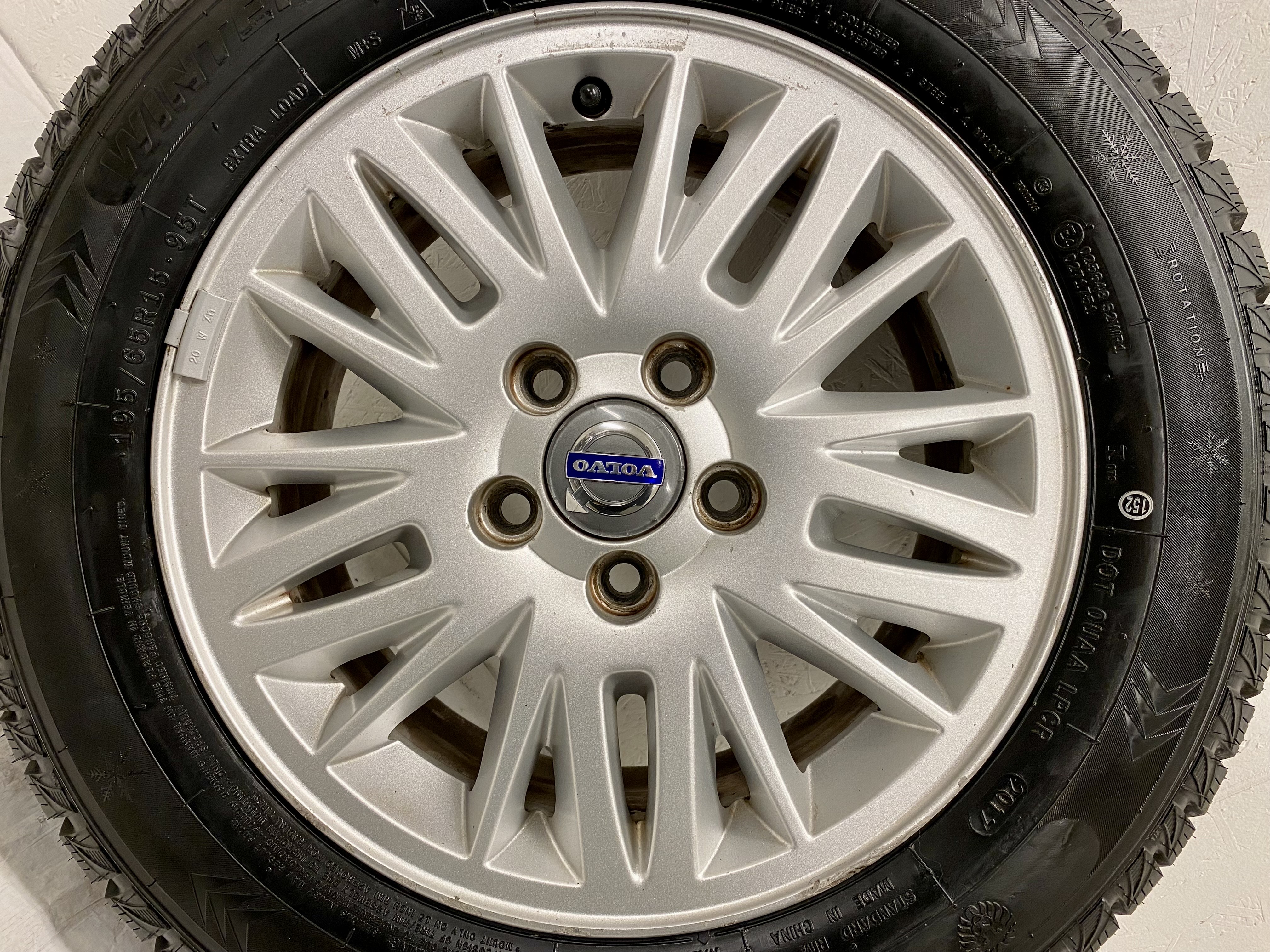 Kompletta Vinterhjul DUBB | 15" Volvo Original SAURUS V70 2000-2007 30639360 5x108 6.5x15 ET43 65.1 | 195/65 R15 95T Winter Defender Grip | V20-2017 | 8|8|8|8 mm - 5