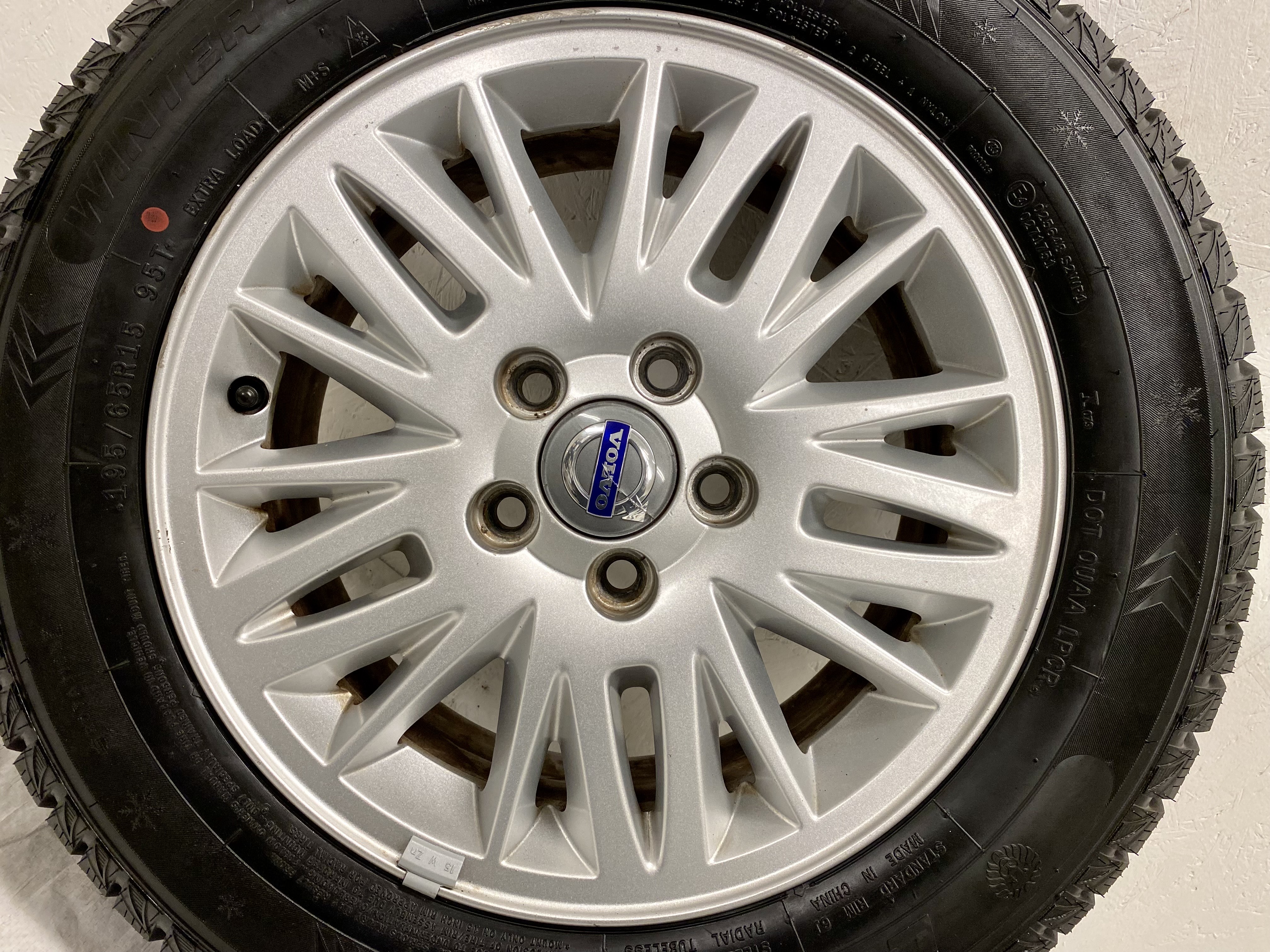 Kompletta Vinterhjul DUBB | 15" Volvo Original SAURUS V70 2000-2007 30639360 5x108 6.5x15 ET43 65.1 | 195/65 R15 95T Winter Defender Grip | V20-2017 | 8|8|8|8 mm - 4