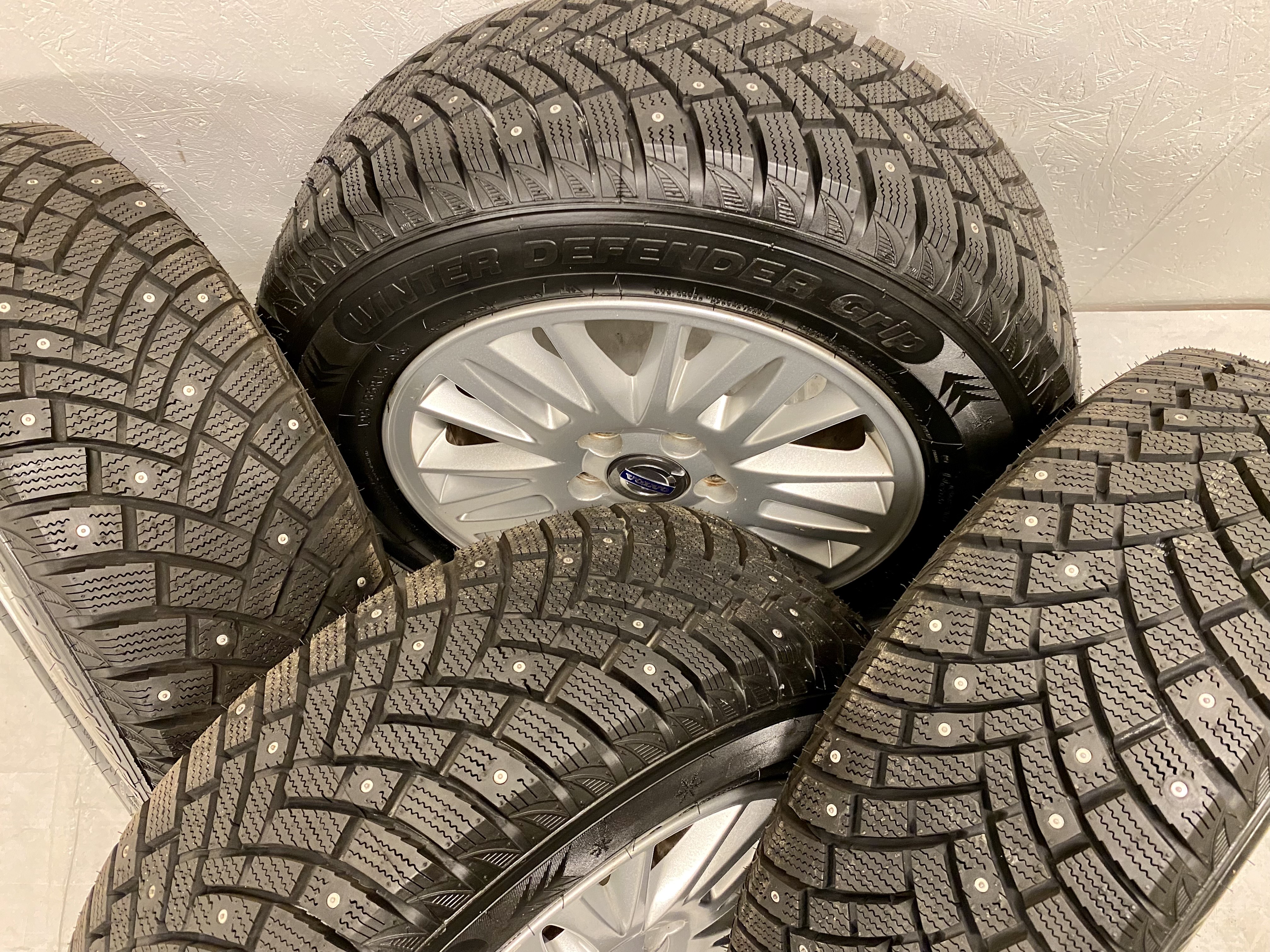 Kompletta Vinterhjul DUBB | 15" Volvo Original SAURUS V70 2000-2007 30639360 5x108 6.5x15 ET43 65.1 | 195/65 R15 95T Winter Defender Grip | V20-2017 | 8|8|8|8 mm - 2