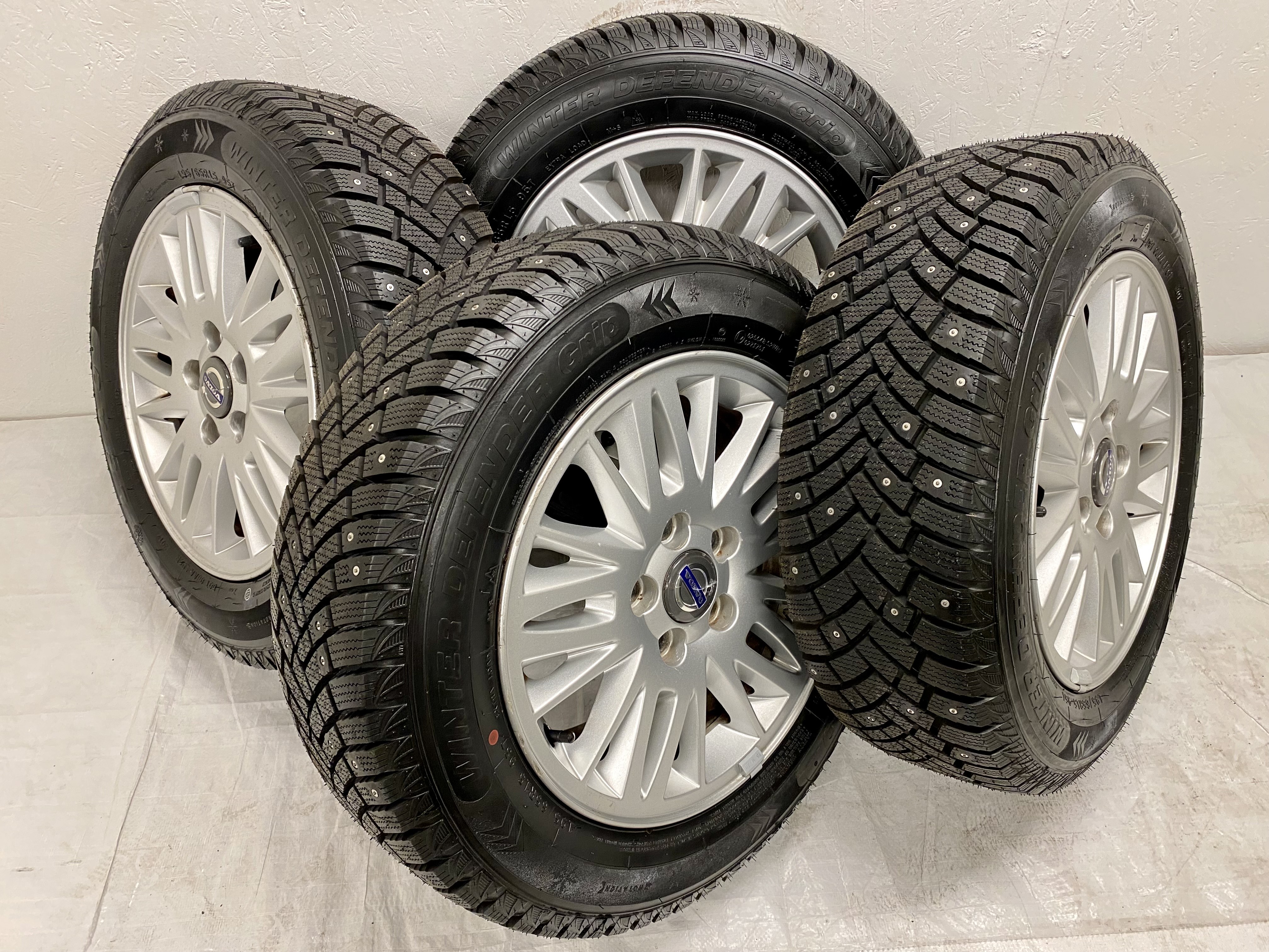 Kompletta Vinterhjul DUBB | 15" Volvo Original SAURUS V70 2000-2007 30639360 5x108 6.5x15 ET43 65.1 | 195/65 R15 95T Winter Defender Grip | V20-2017 | 8|8|8|8 mm