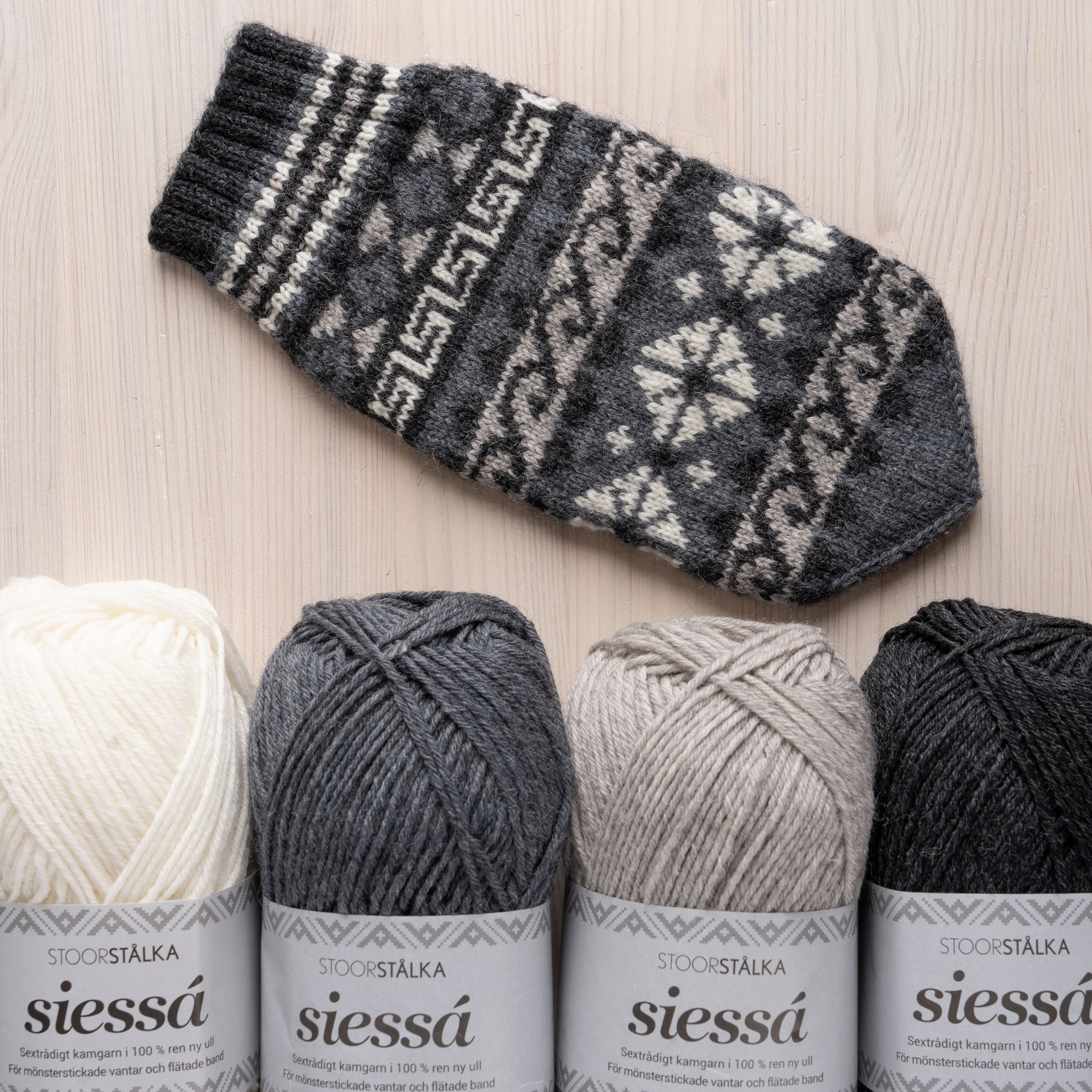 Knitting bundle mitten Grayscale Piltto Karesuando