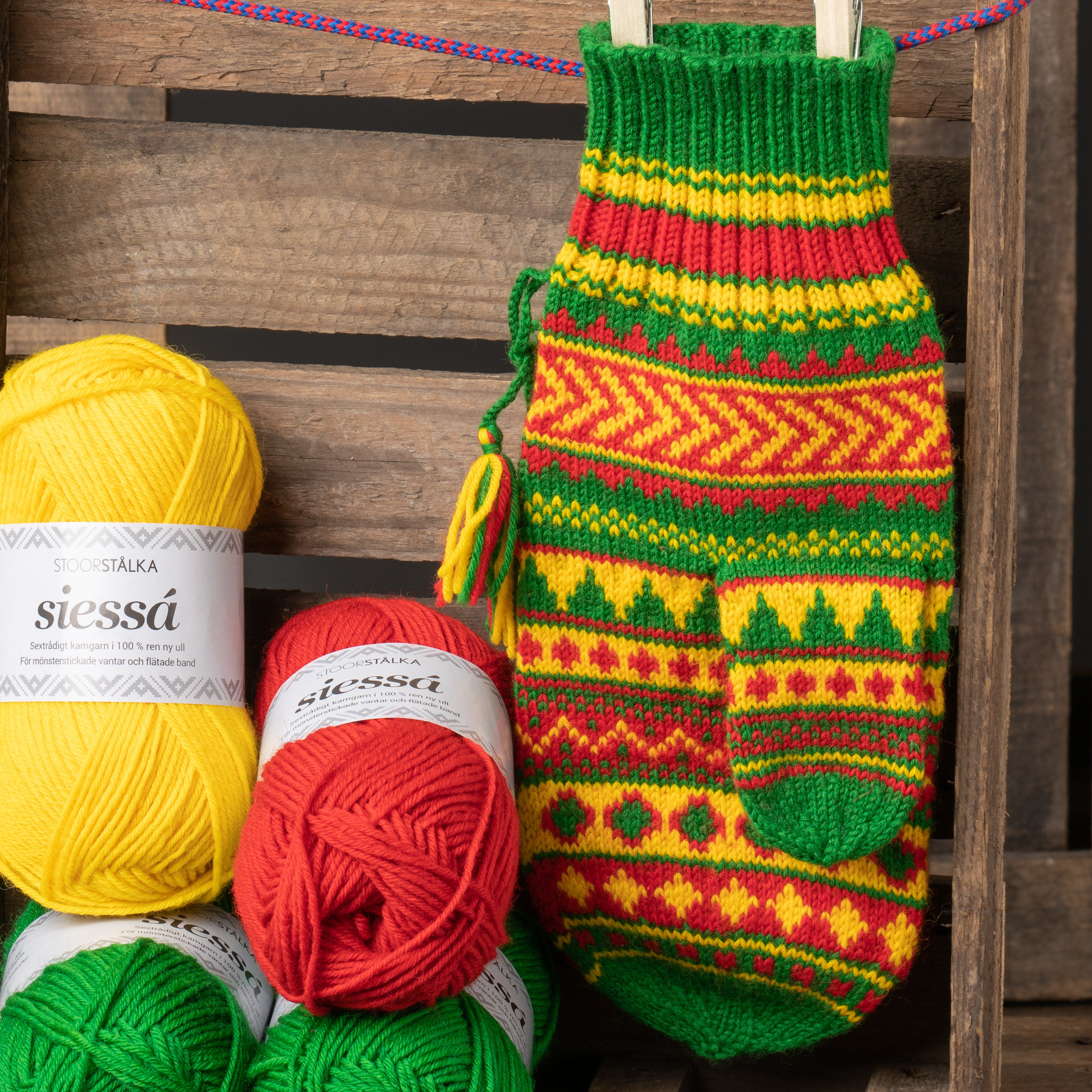 Knitting bundle mitten Green base Jukkasjärvi